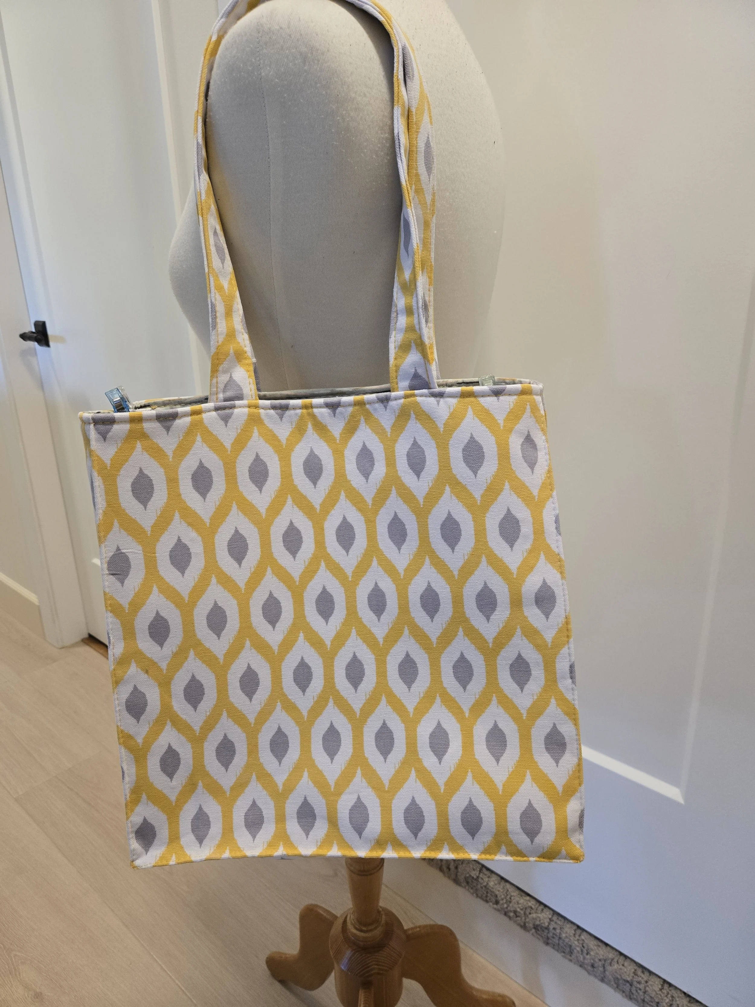 Stylish Geometric Pattern Open Tote