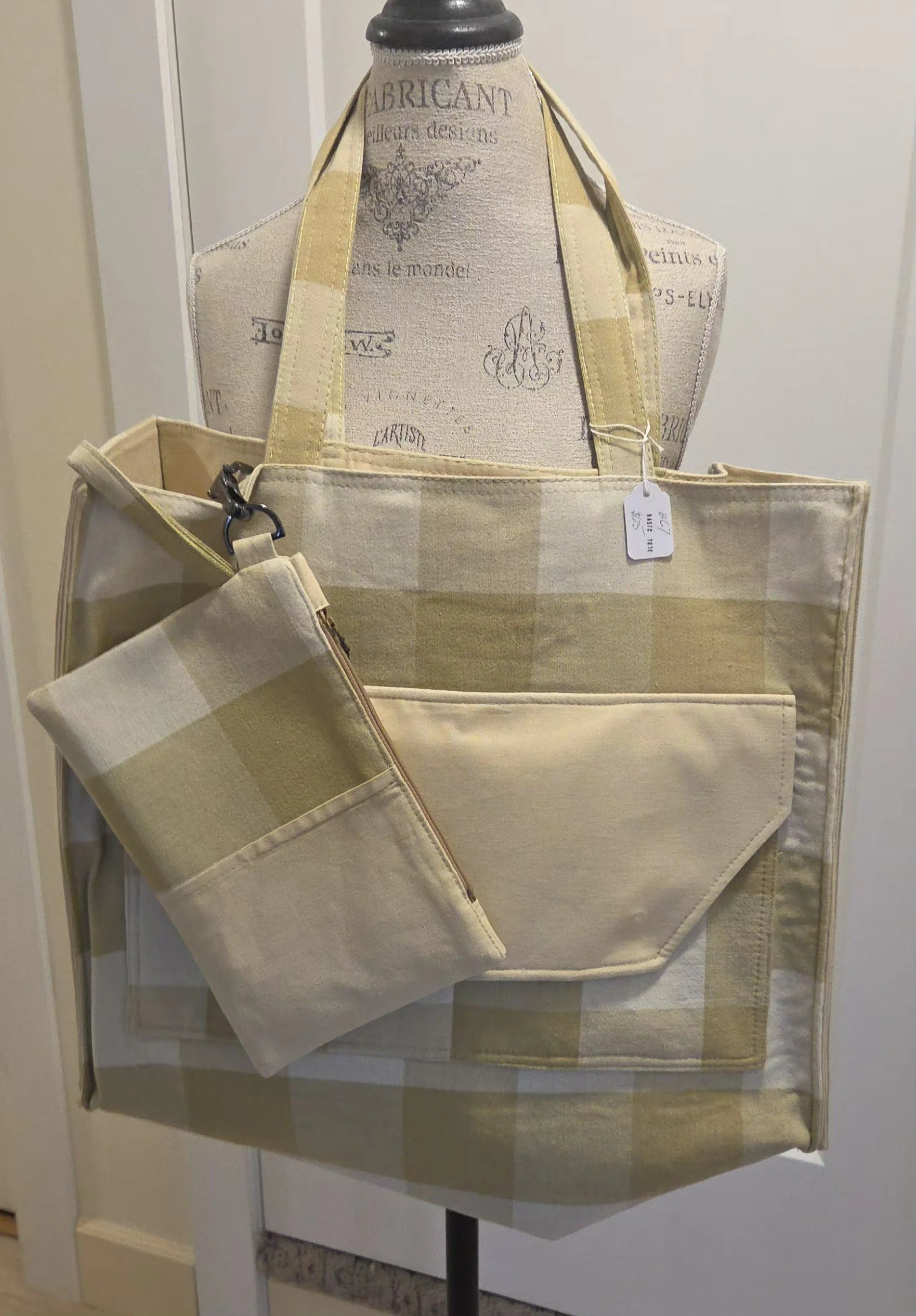 Elegant Checkered Tote and Pouch Set