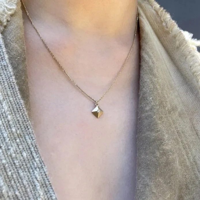 Pyramid+Diamond+Charm+Necklace+9YG+%28Aria%29.jpg