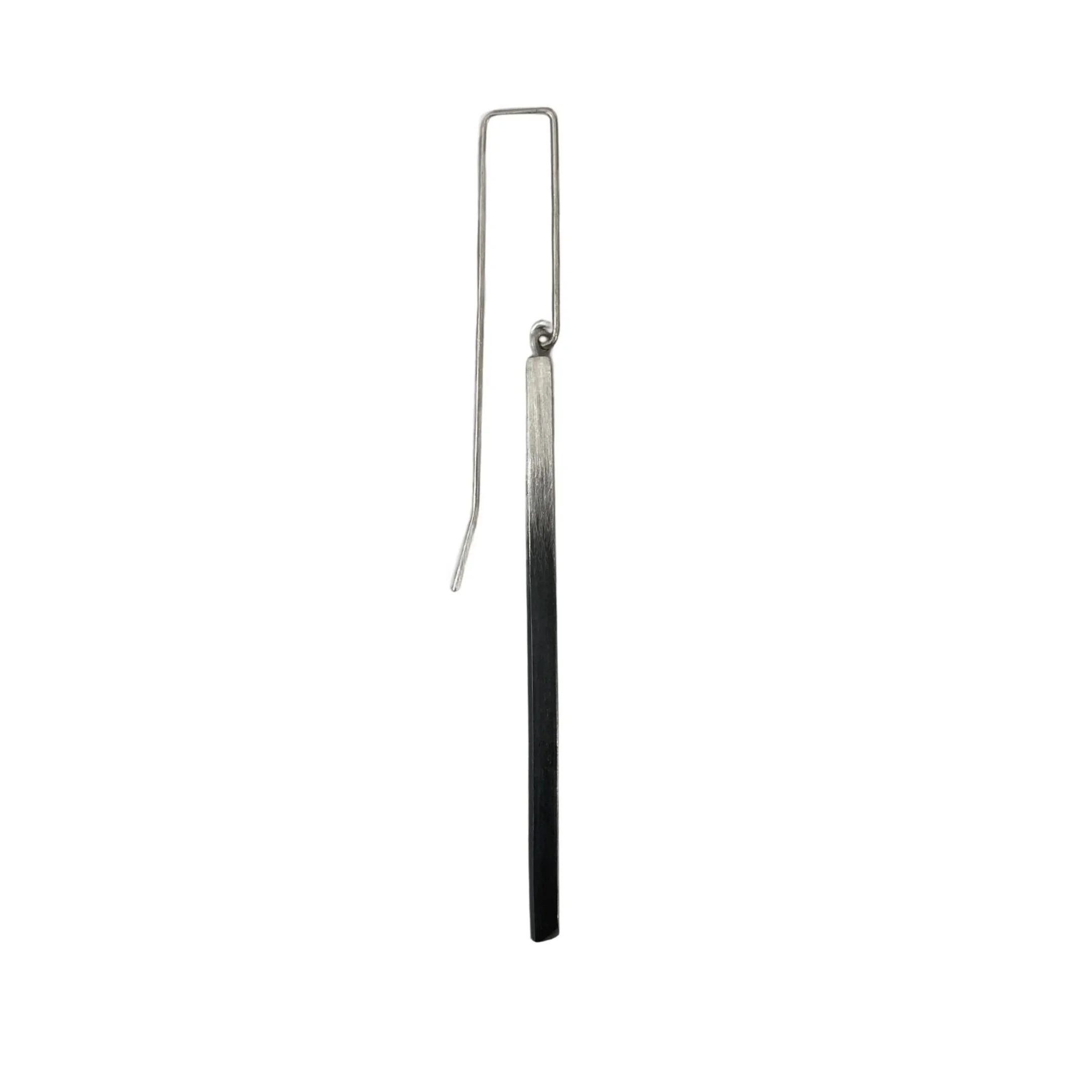 SINGLE-KNIFE-EDGE-GRADIENT-RIGHT-ANGLE-EARRING-OX925-web.jpg