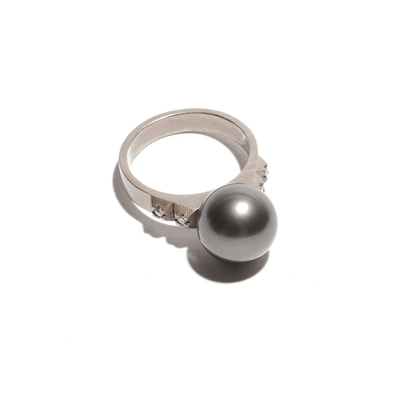 BLACK TAHITIAN PEARL AND PYRAMIDS RING