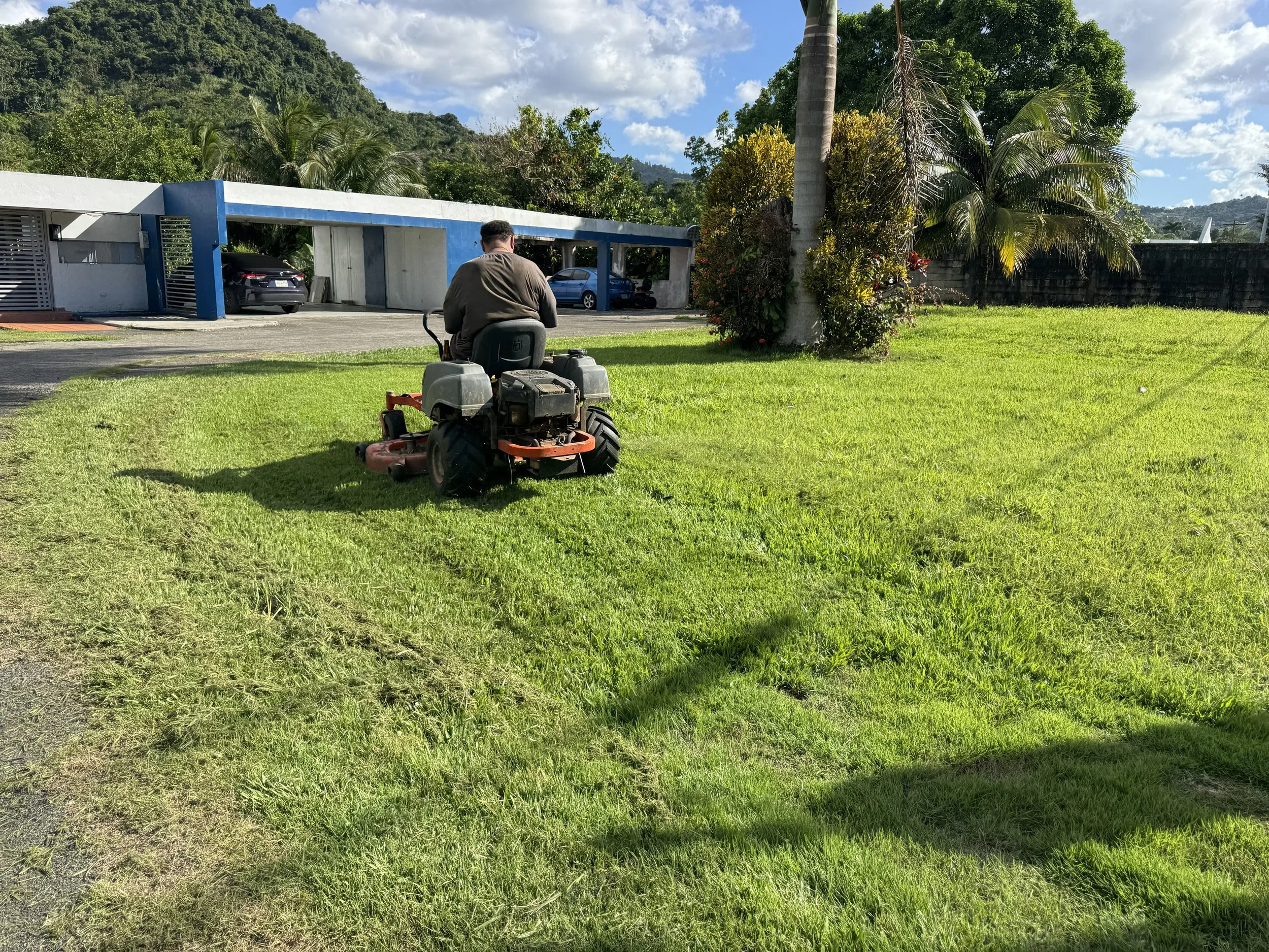Zero Turn Mover employed in Groundskeep