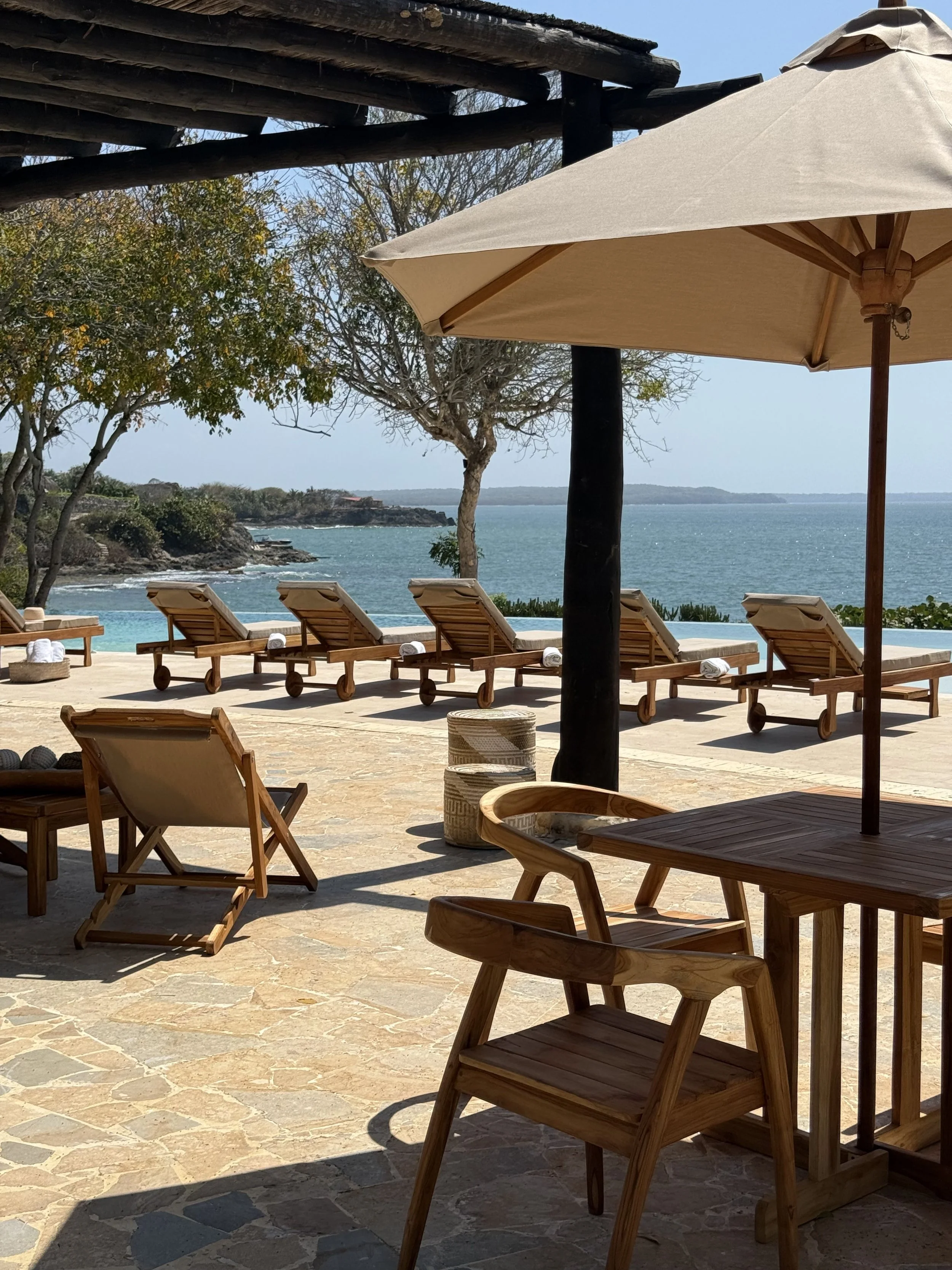 Piscina infinita con vista al mar en Cinco Soles beach club, Cartagena.