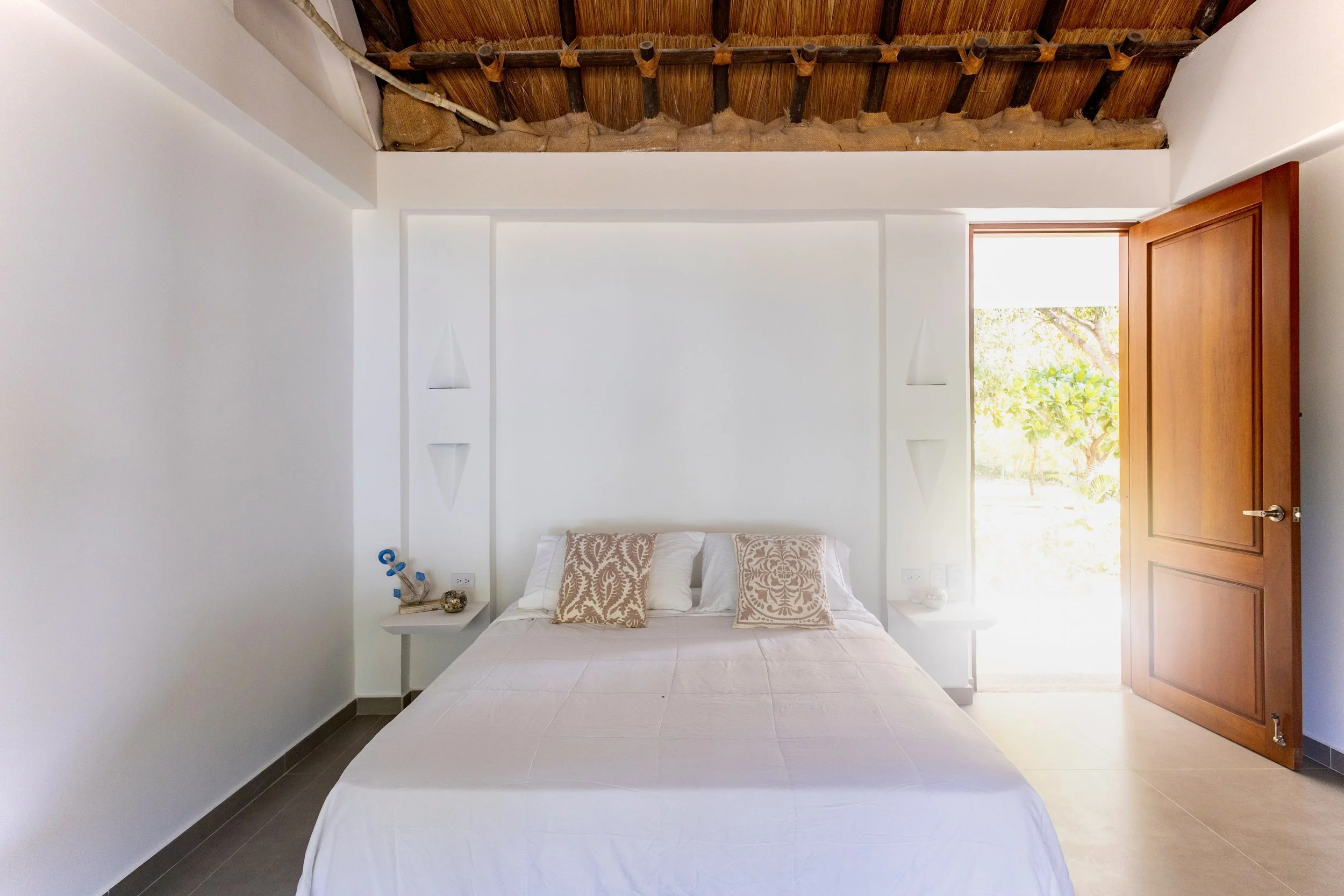 Suite familiar espaciosa con decoración costera en hotel boutique Cartagena.