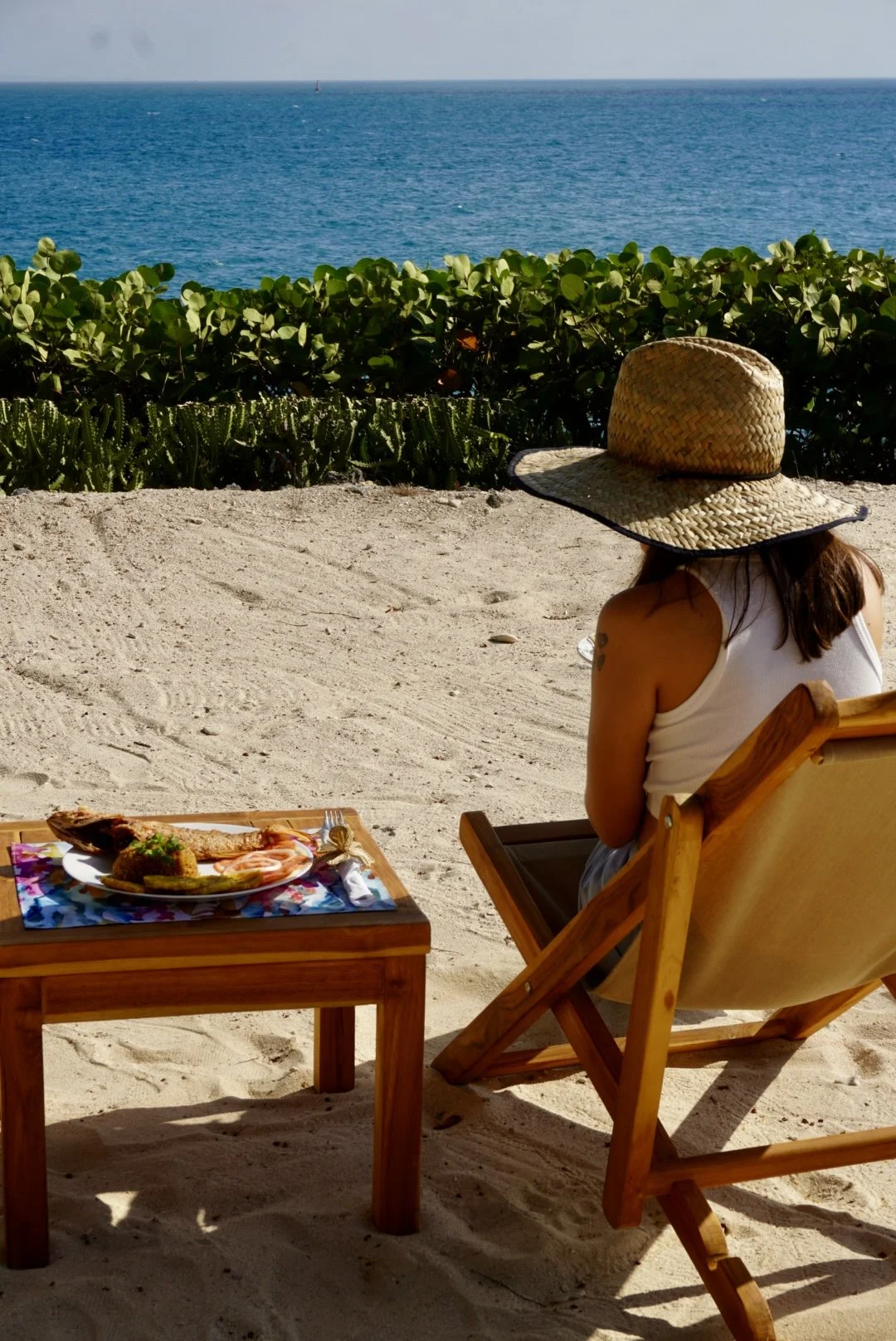 Pareja disfrutando experiencia premium en beach club privado Isla Tierra Bomba, Cartagena.