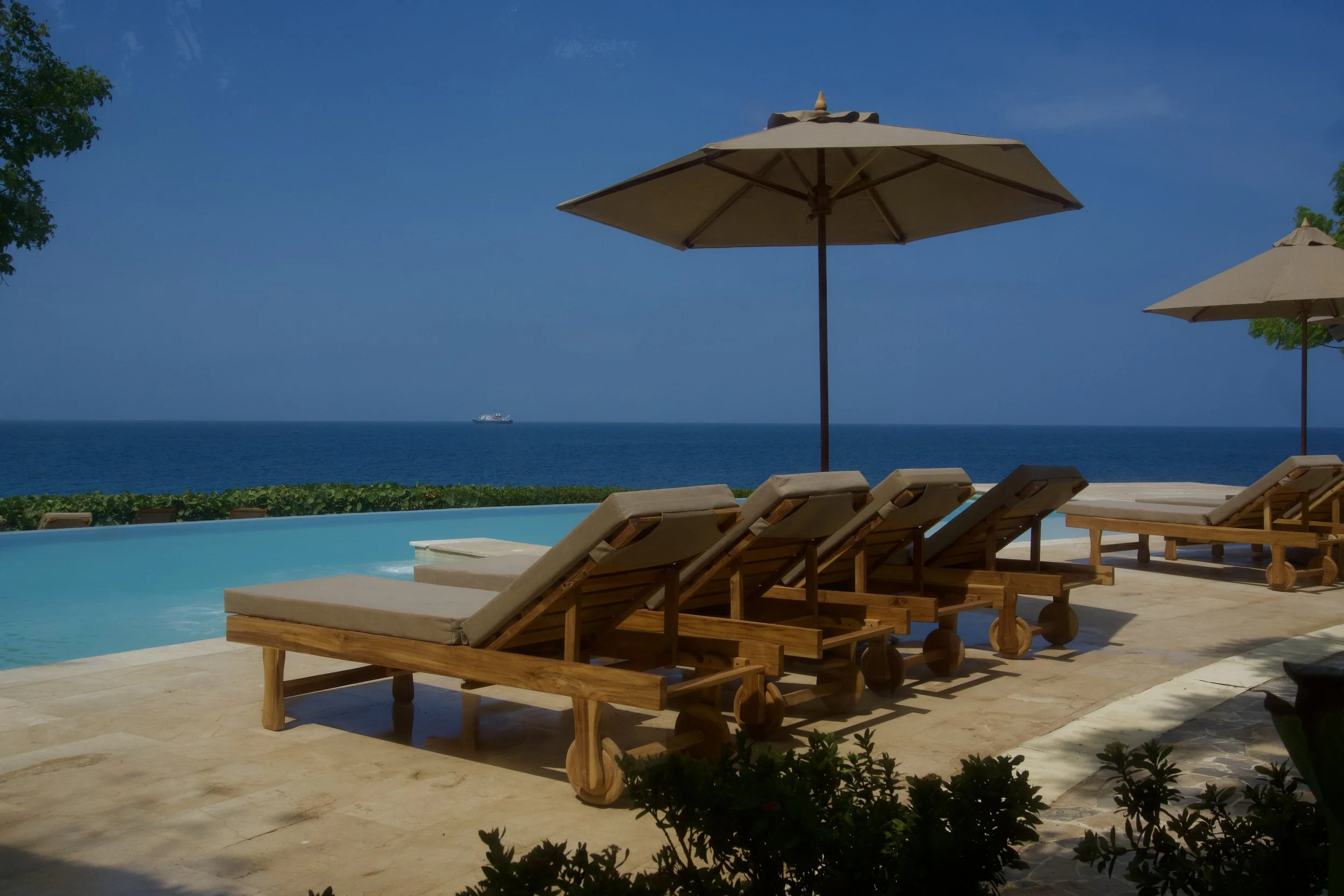 Club de playa privado con sombrillas y camastros frente al mar Caribe en Cartagena.