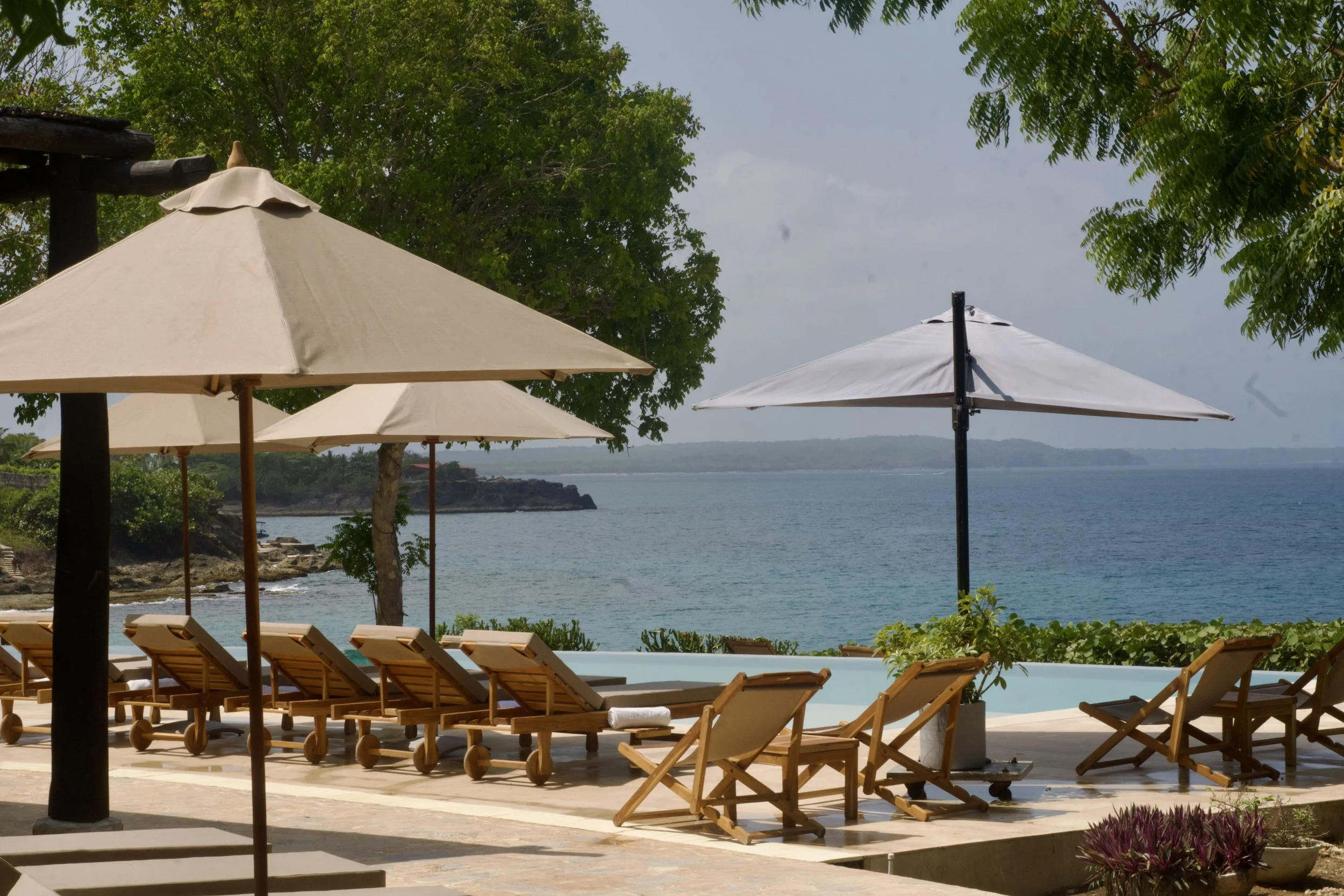 Zona de descanso con hamacas y palmeras en Cinco Soles beach club.