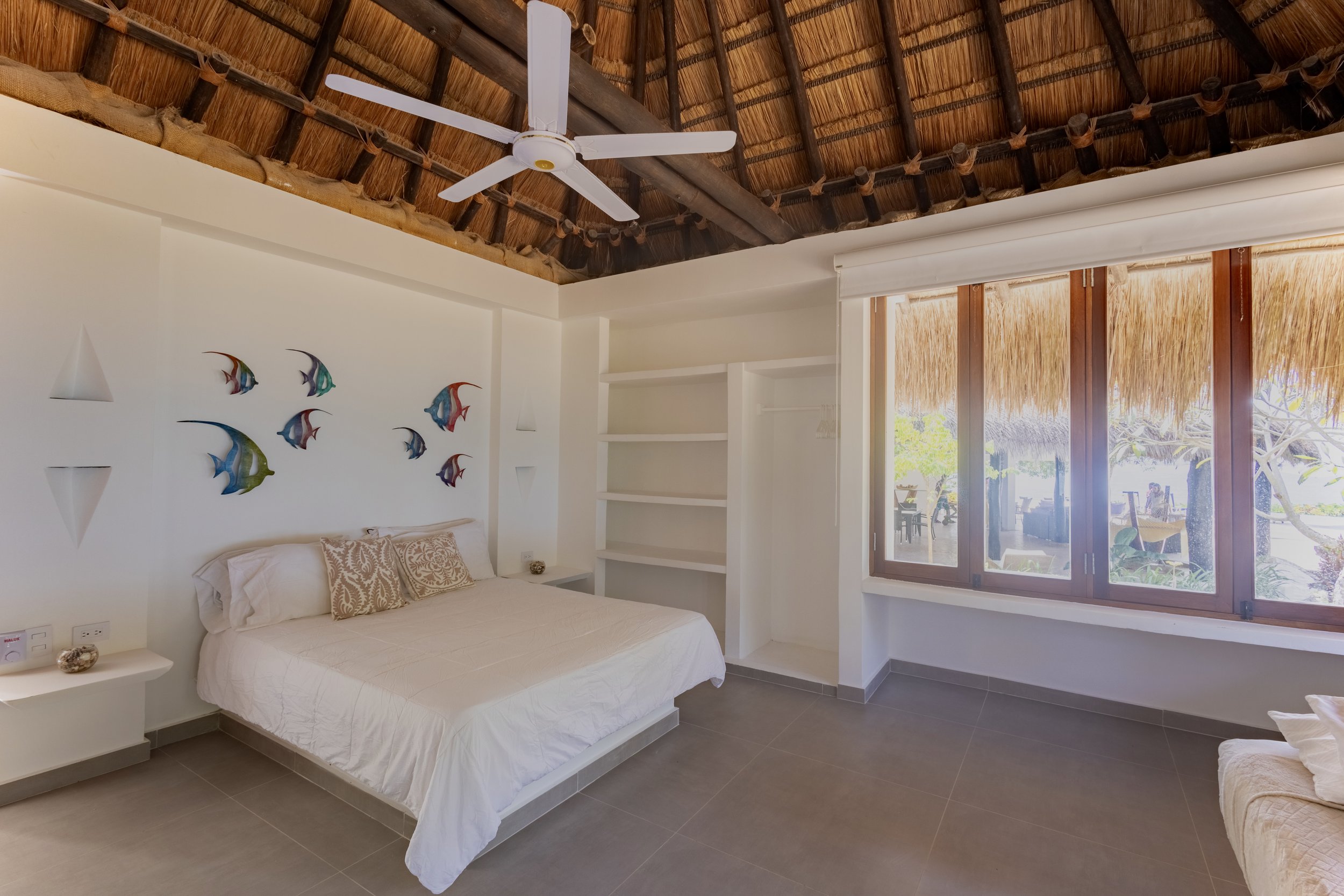 Habitación boho chic con tonos tierra en hotel boutique frente al mar Cartagena.