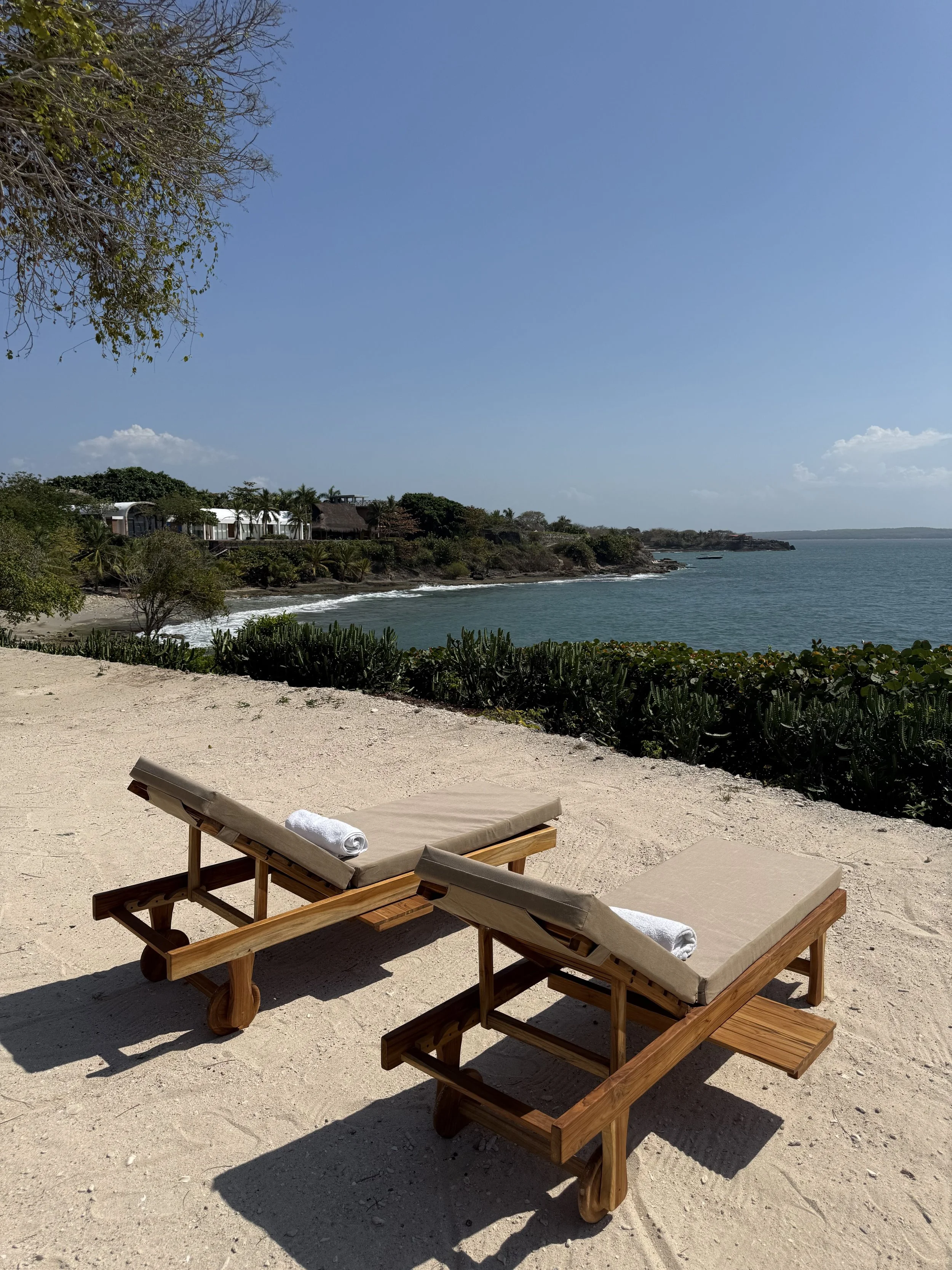 Camastros de lujo en playa privada de Isla Tierra Bomba cerca de Cartagena.