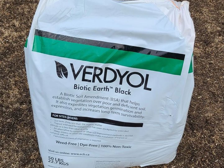 A bag of VerdYol Biotic Earth Black, a soil amendment product made from composted soil, with details about its features and usage.