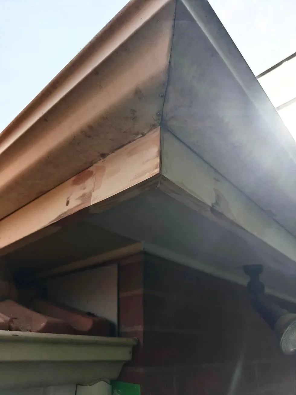 gutter and fascia board on a home that need repairs