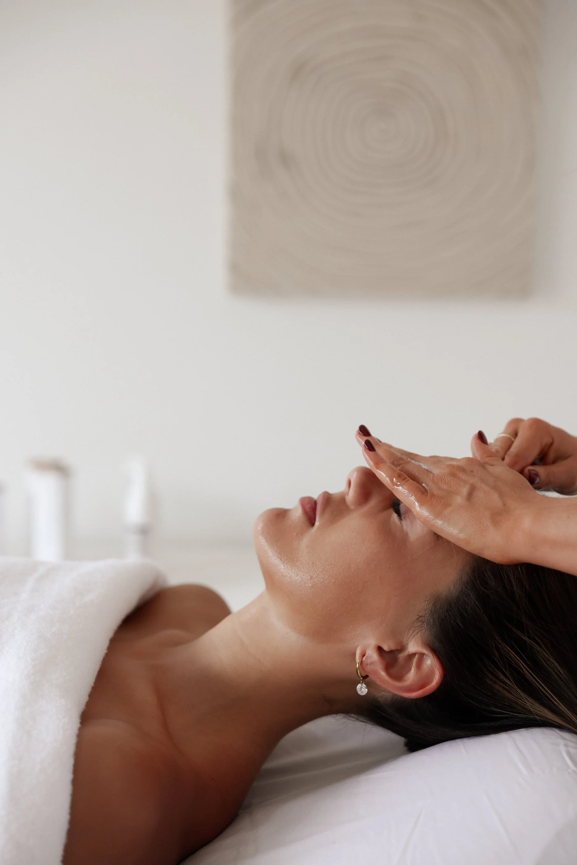 Professional facial massage Gold Coast dermal therapist Mermaid Beach targeting acne skin rejuvenation and holistic skin health Queensland