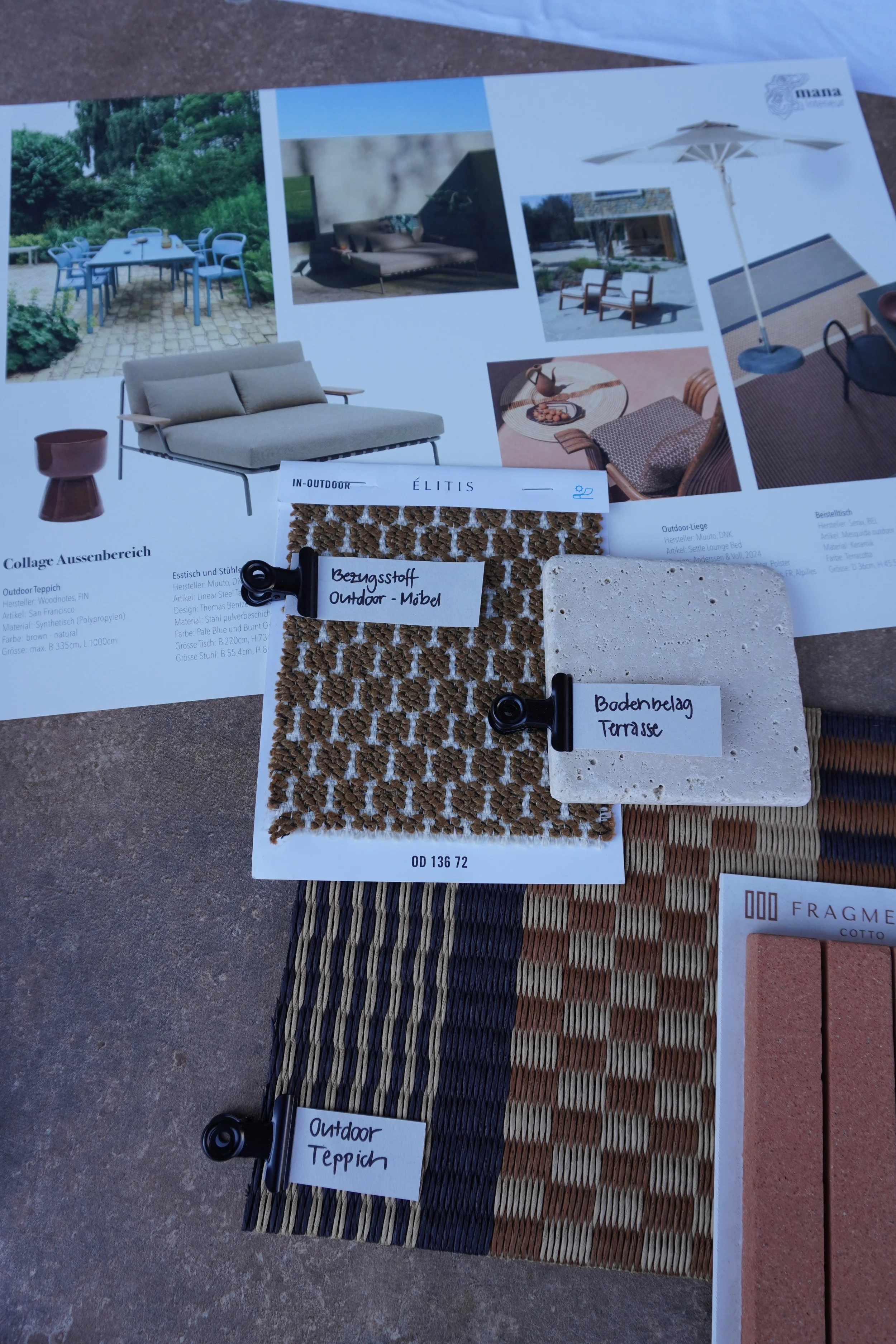Ein Möbelkatalog zeigt verschiedene Außenmöbel, Textilien und Bodenbeläge für Terrasse und Garten, darunter ein Sofa, Tische, Stühle, Sonnenschirm, Teppich und Fliesen.