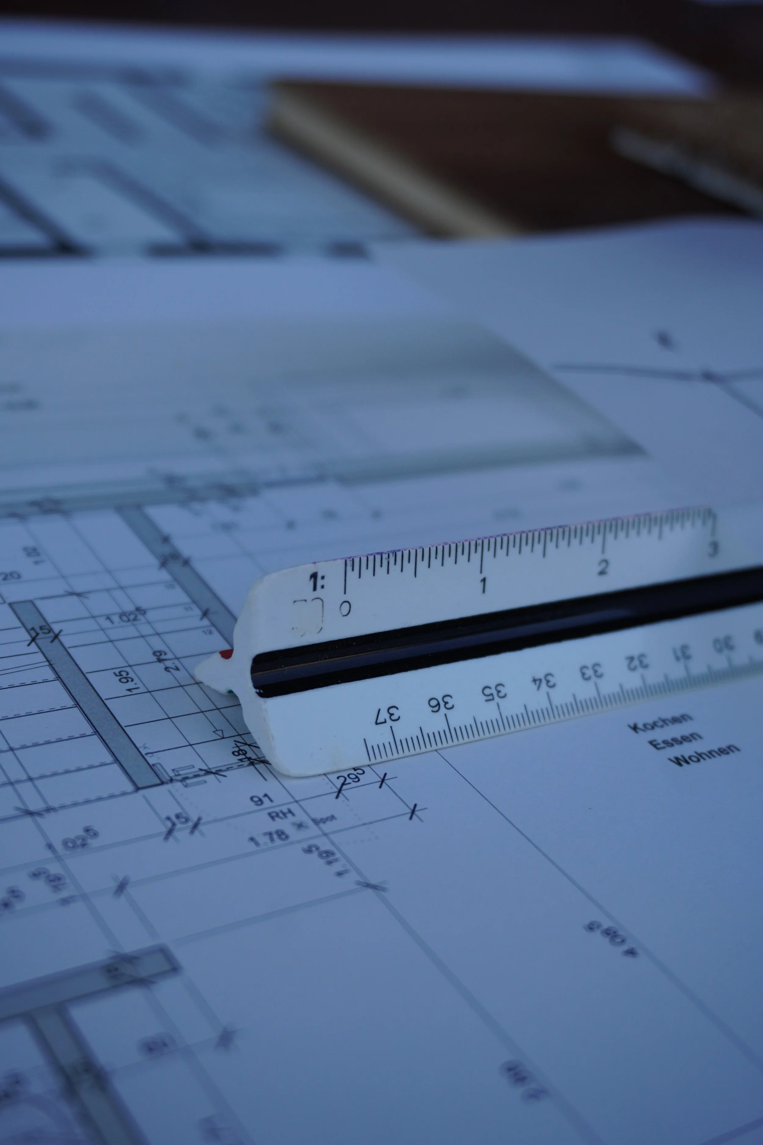 Ein Architekturplan und ein Lineal auf einem Tisch.