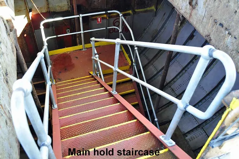 JO-mai-hold-stairs.jpg