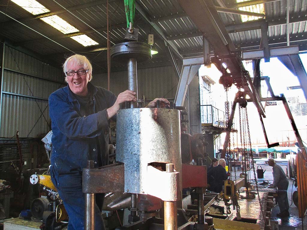 Bill-assembling-steam-piston-to-air-pump-cylinder.jpg