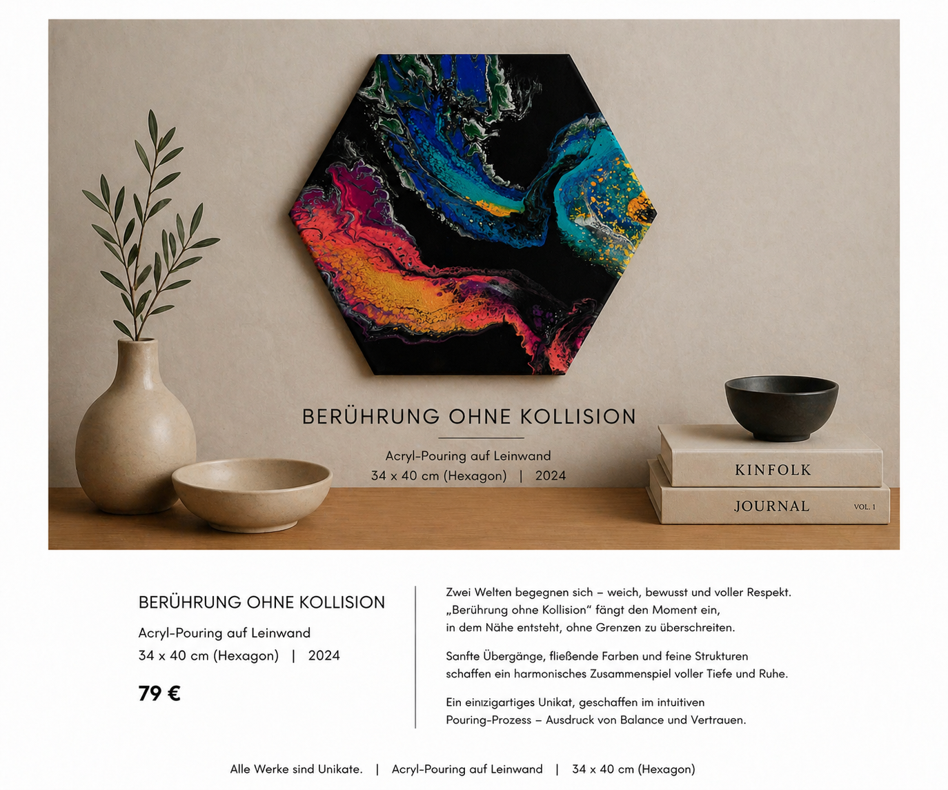 Fotografie eines Wandbildes mit Acryl-Drip-Technik in bunten Farben auf einer sechseckigen Leinwand, umgeben von stilvollen Keramiktellern und Büchern. Text auf dem Bild beschreibt das Kunstwerk "Berührung ohne Kollision", Daten, Preis und künstlerische Inspiration.