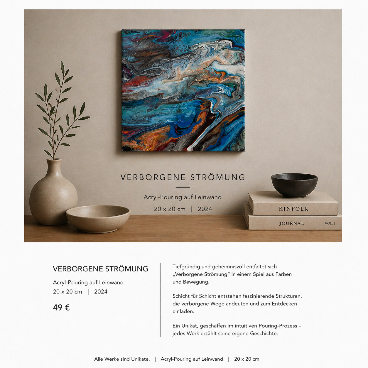 Ein Bild eines Wandbildes mit abstrakter Acrylglasur auf Leinwand, das auf einem Regal hängt, daneben eine Vase mit Zweigen, eine Schale und einige Bücher.