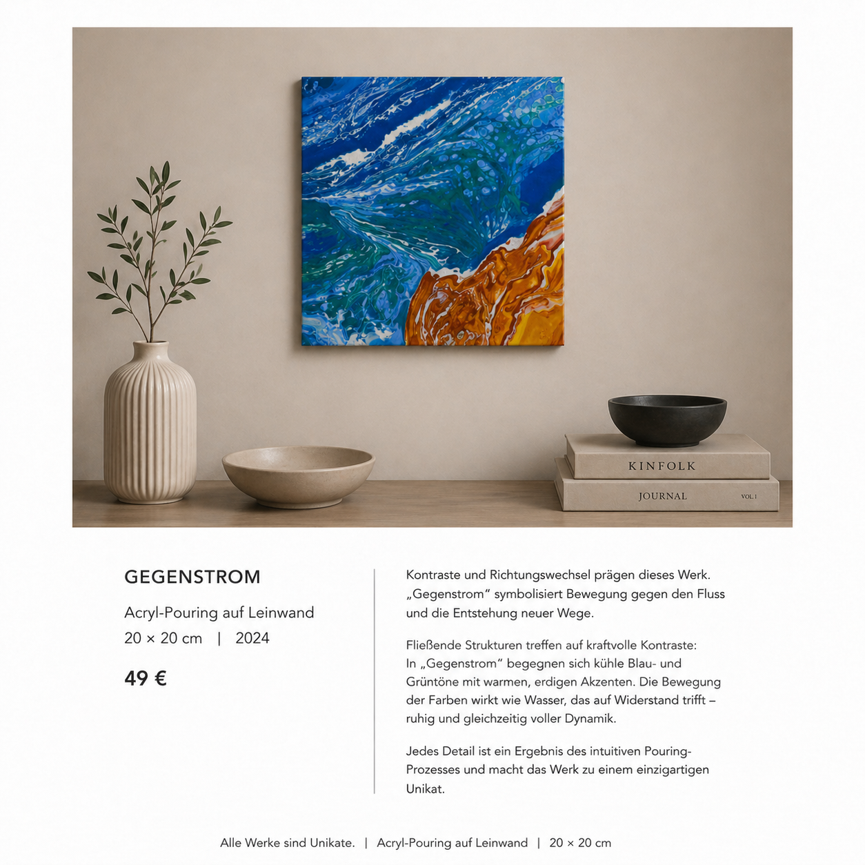 Fotografie eines abstrakten, farbenfrohen Acryl-Gemäldes namens 'Gegenstrom', das auf eine Wand über einem Tisch hängt. Es zeigt fließende Strukturen in Blau, Grün, Braun und Orange. Der Tisch hat eine beige Vase mit Zweigen, eine flache Schale, und auf der rechten Seite befinden sich zwei Bücher, das obere mit dem Titel 'KIN.FOLK'.
