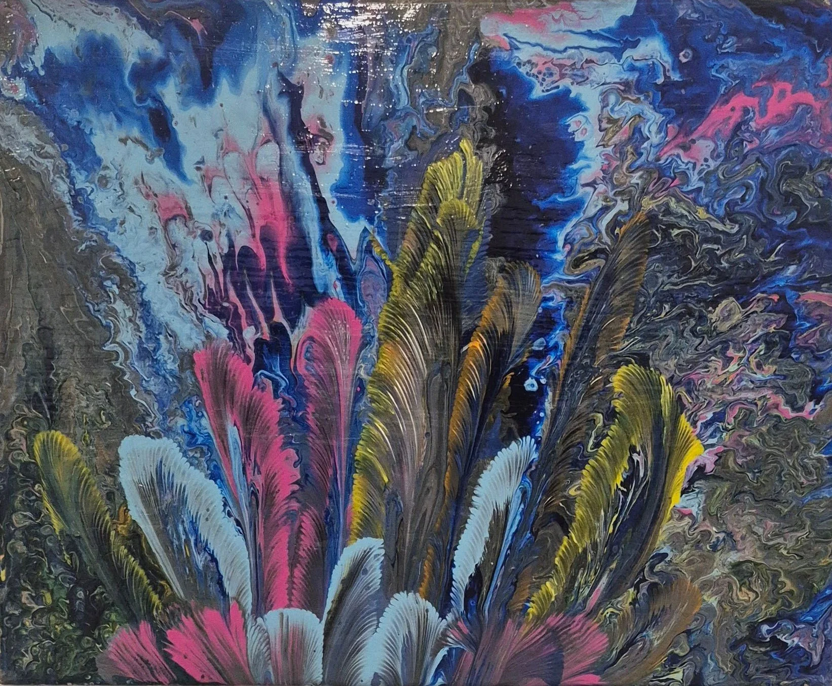 Abstraktes Gemälde mit blauen, schwarzen, rosa, weißen und gelben Farben, die in einem flüssigen, wellenartigen Muster verlaufen.