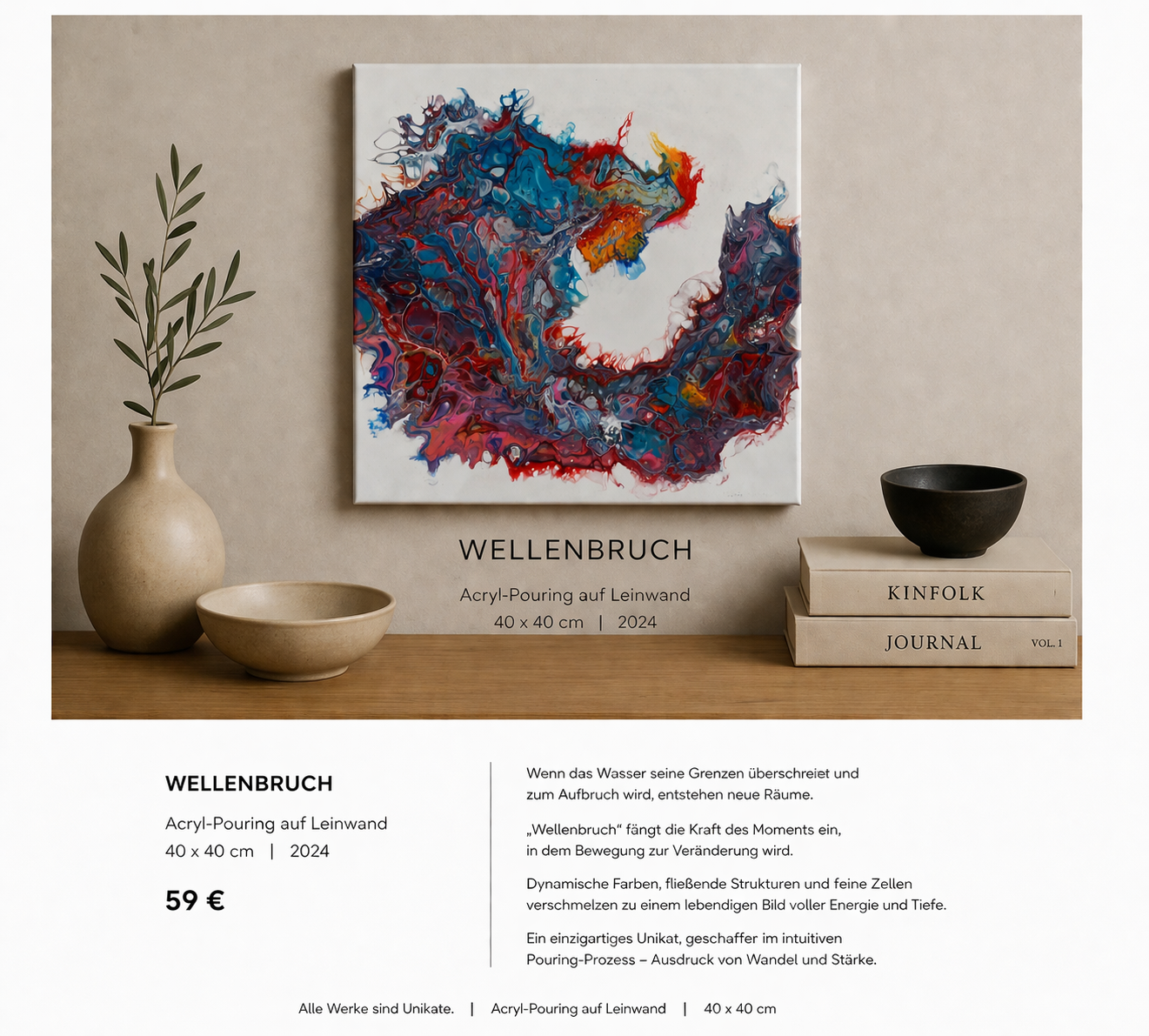 Ein abstraktes Acrylbild mit lebendigen Farben und dynamischen Strukturen, im Vordergrund ein Tisch mit dekorativen Schalen und einem Buchstapel, im Hintergrund eine neutrale Wand