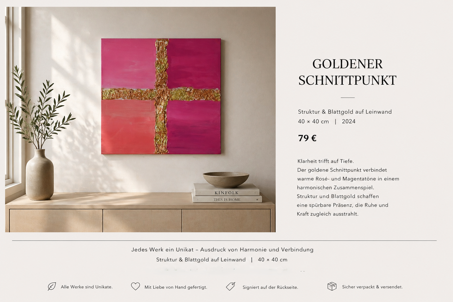 Ein hochwertiges abstraktes Gemälde mit goldener Schnittstelle in Rosé-, Magenta- und Orangetönen im modernen Wohnzimmer. Es befindet sich an einer weißen Wand neben einem Fenster, auf einem Holzsideboard. Dort liegen eine Vase mit grünen Zweigen, ein Buchstapel und eine dekorative Schale.
