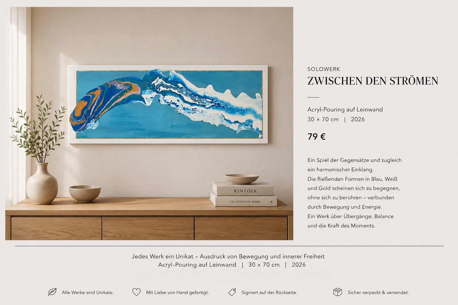 Ein Wandbild mit blauen, weißen und goldenen fließenden Formen in einem weißen Rahmen, das an Wasser oder Flüsse erinnert, über einem Holztisch mit Keramikvasen und Büchern.