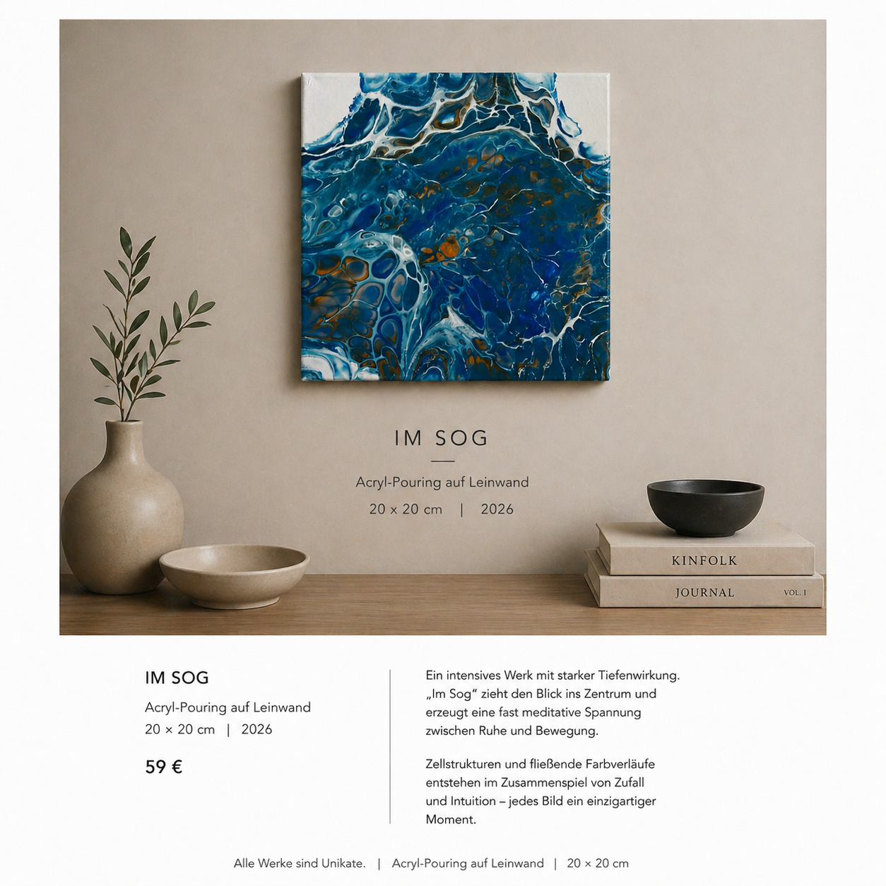 Beschreibung einer Wand mit einem blauen abstrakten Acryl-Gemälde, einer Vase mit Zweigen, einer Schale und Büchern auf einem Tisch, Werbung für das Kunstwerk 'IM SOG' von 2026, 20x20 cm, 59 €.