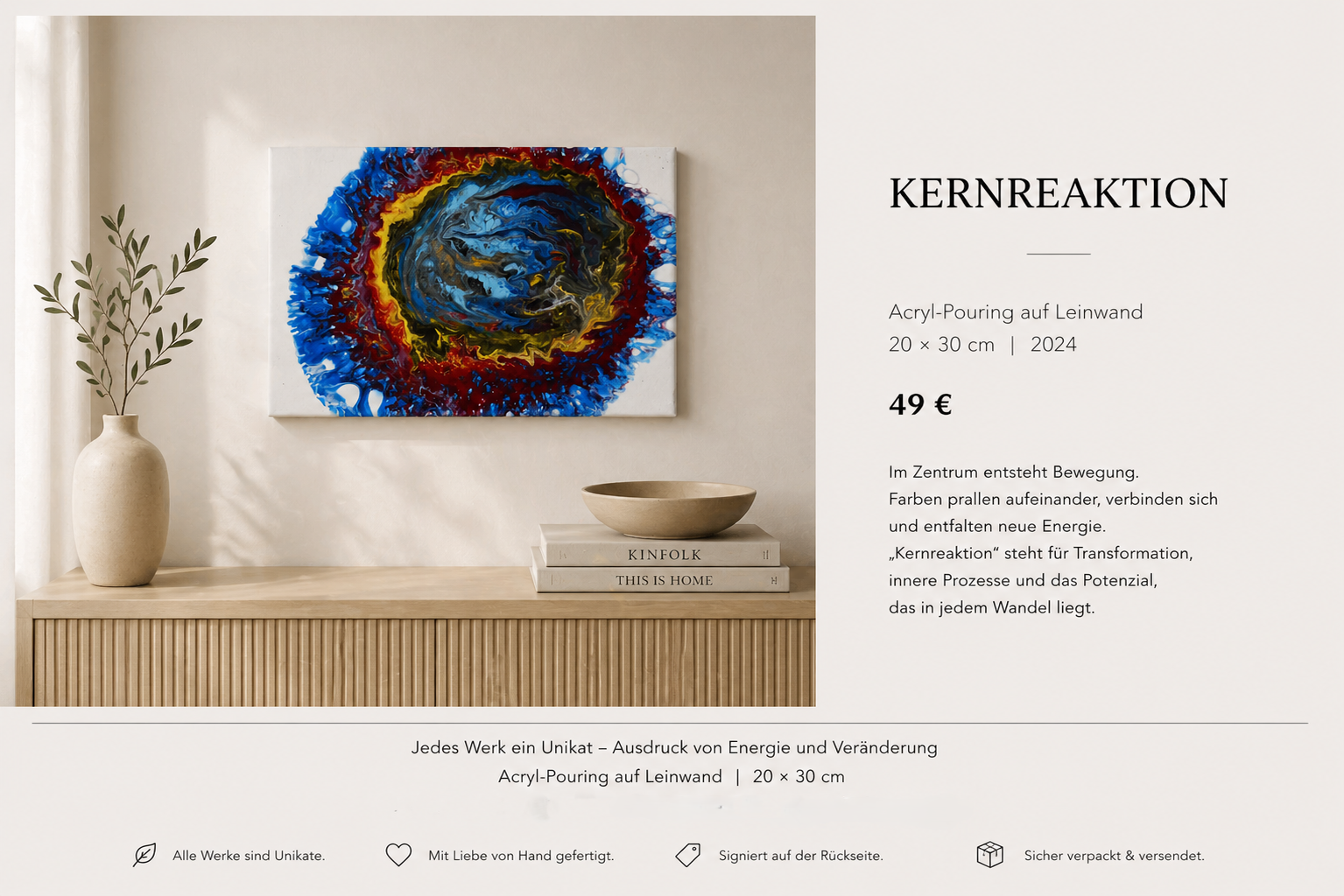 Ein Bild einer dekorativen Acryl-Gemälde an einer Wand. Das Gemälde zeigt eine bunte, abstrakte Spirale mit Blau, Rot, Schwarz und Gelb. Im Vordergrund steht ein Sideboard mit einer Vase, einem Buch, einer Schale und zwei gestapelten Büchern.