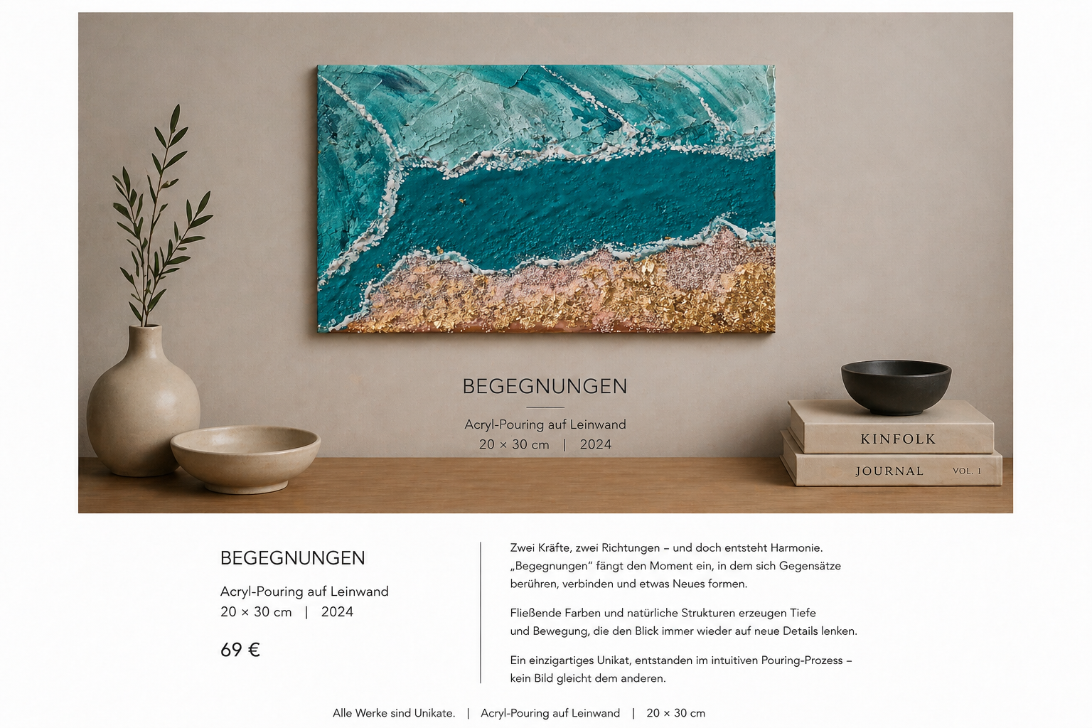 Foto eines Wandbilds mit abstrakter Acrylmalerei in Blau, Braun, Weiß und Goldfarben, präsentiert an einer Wand über einem Holztisch, dekoriert mit einer Grabvase mit Zweigen, einer kleinen Schale und zwei Büchern.