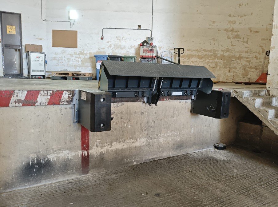 DOCK LEVELLER.jpg