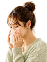 鼻かむ女性