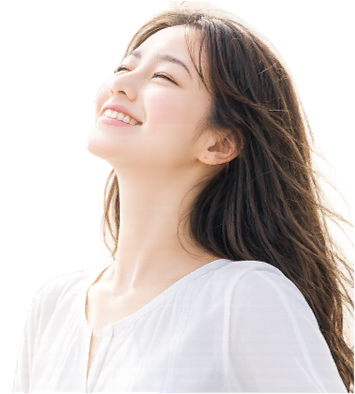 笑顔の若い女性の写真