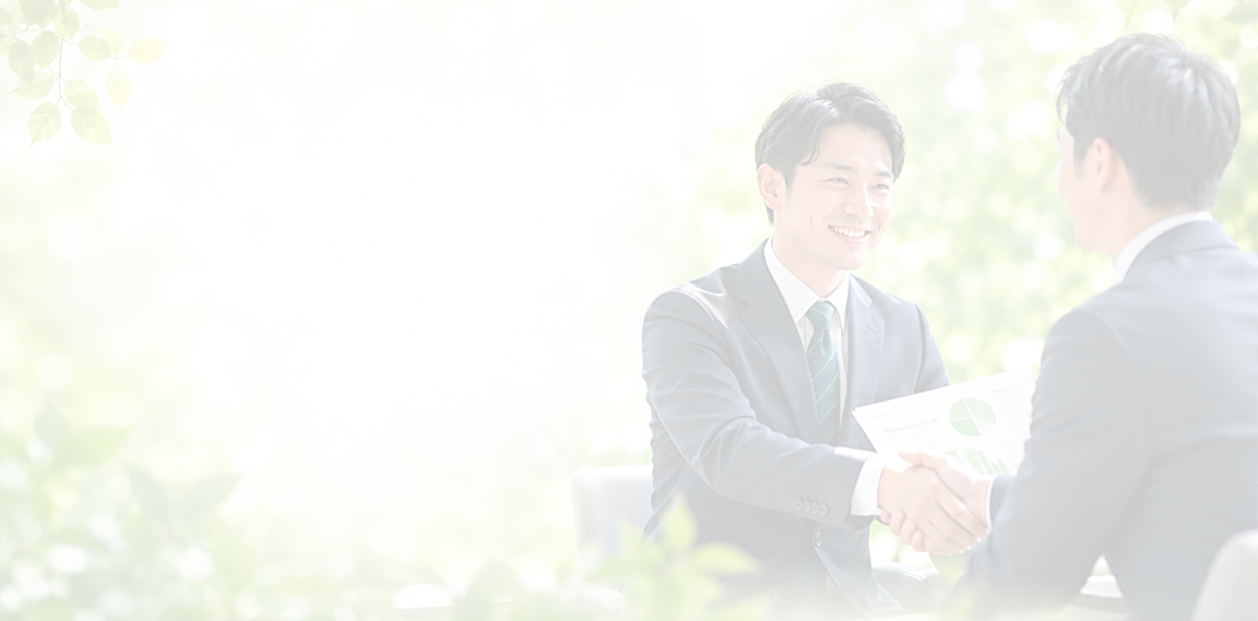 屋外でビジネスマン二人が握手をしている。笑顔で会話している。