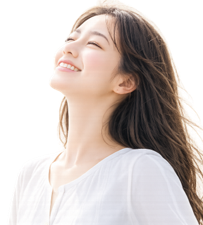 笑顔の若い女性の横顔