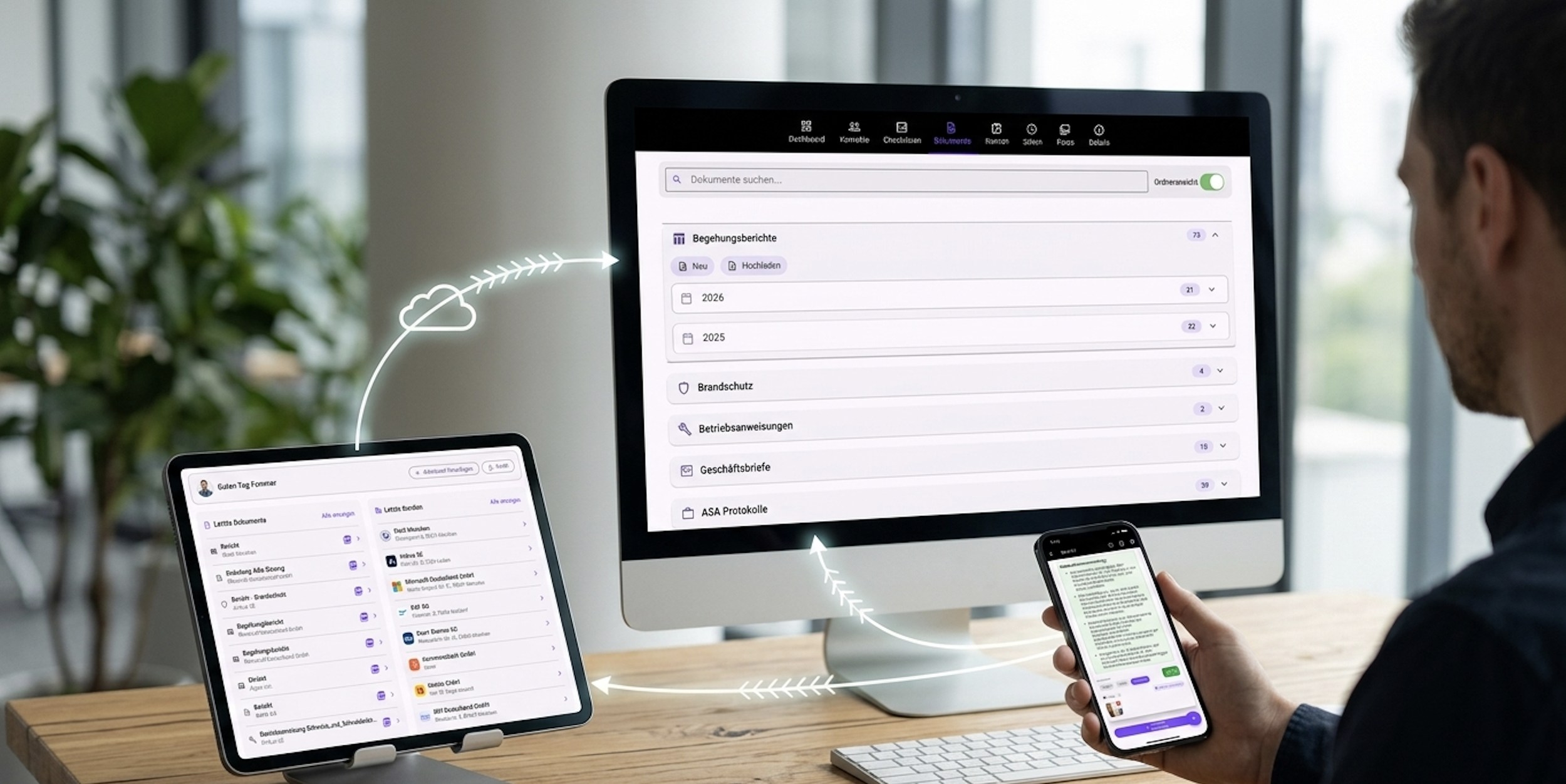 Ein Mann arbeitet an einem Desktop-Computer, während er gleichzeitig auf einem Tablet und Smartphone verschiedene Dokumente und E-Mails verwaltet. Es gibt diagrammartige Linien, die die Verbindung und Synchronisation zwischen den Geräten darstellen.