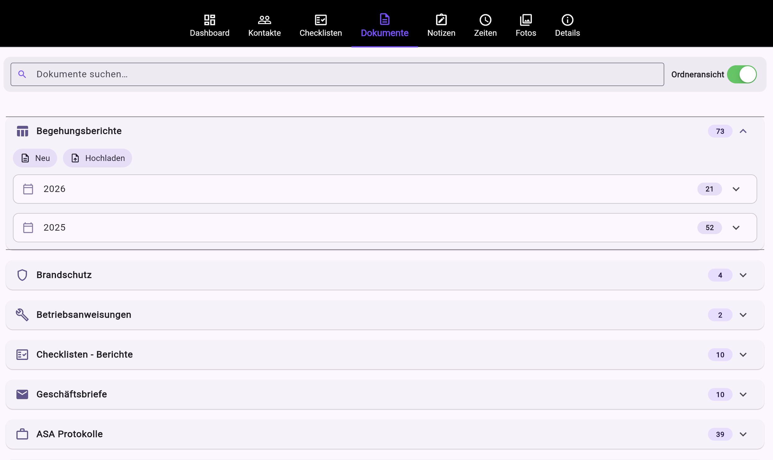 Dokum365 Ordnerstruktur mit digitalen Dokumenten und Unteroordnern, die Titel wie 'Beleuchtungsberichte', 'Brandschutz', 'Betriebsanweisungen', 'Checklisten - Berichte', 'Geschäftsbriefe' und 'ASA Protokolle' enthalten.