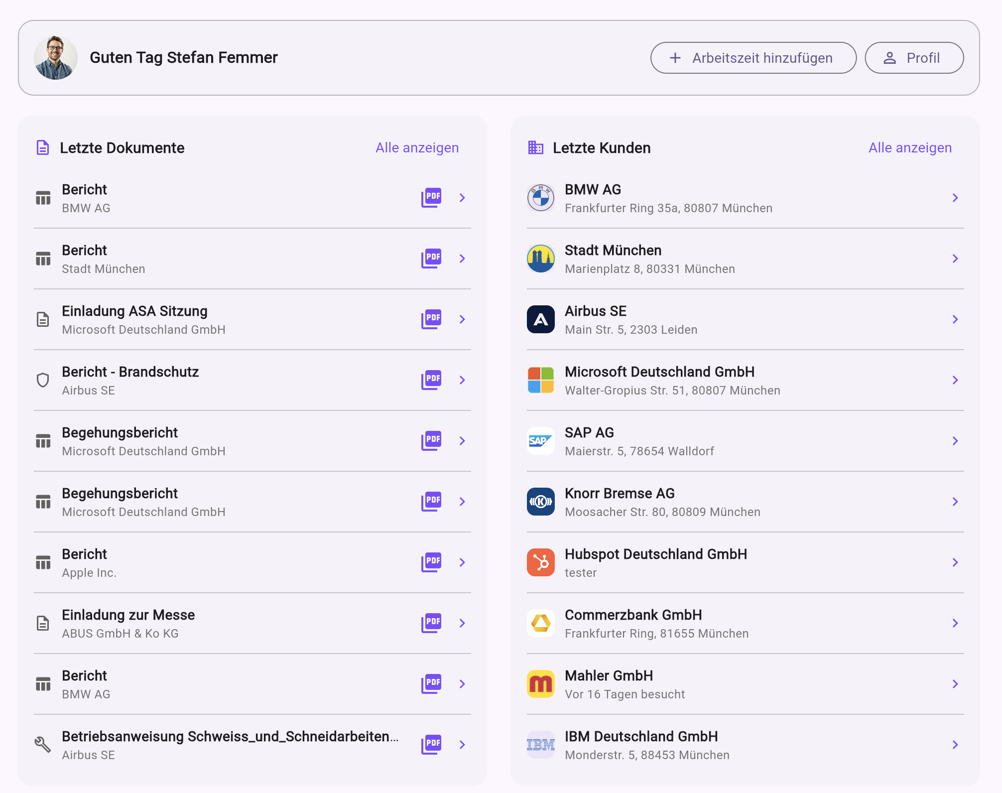 Screenshot eines digitalen Dashboards mit einer Begrüßungsnachricht an Stefan Femmer, Optionen zur Zeiterfassung und Profilverwaltung, sowie eine Listenansicht von Dokumenten und Kunden mit Dateisymbolen, Markenlogos und Kontaktinformationen.