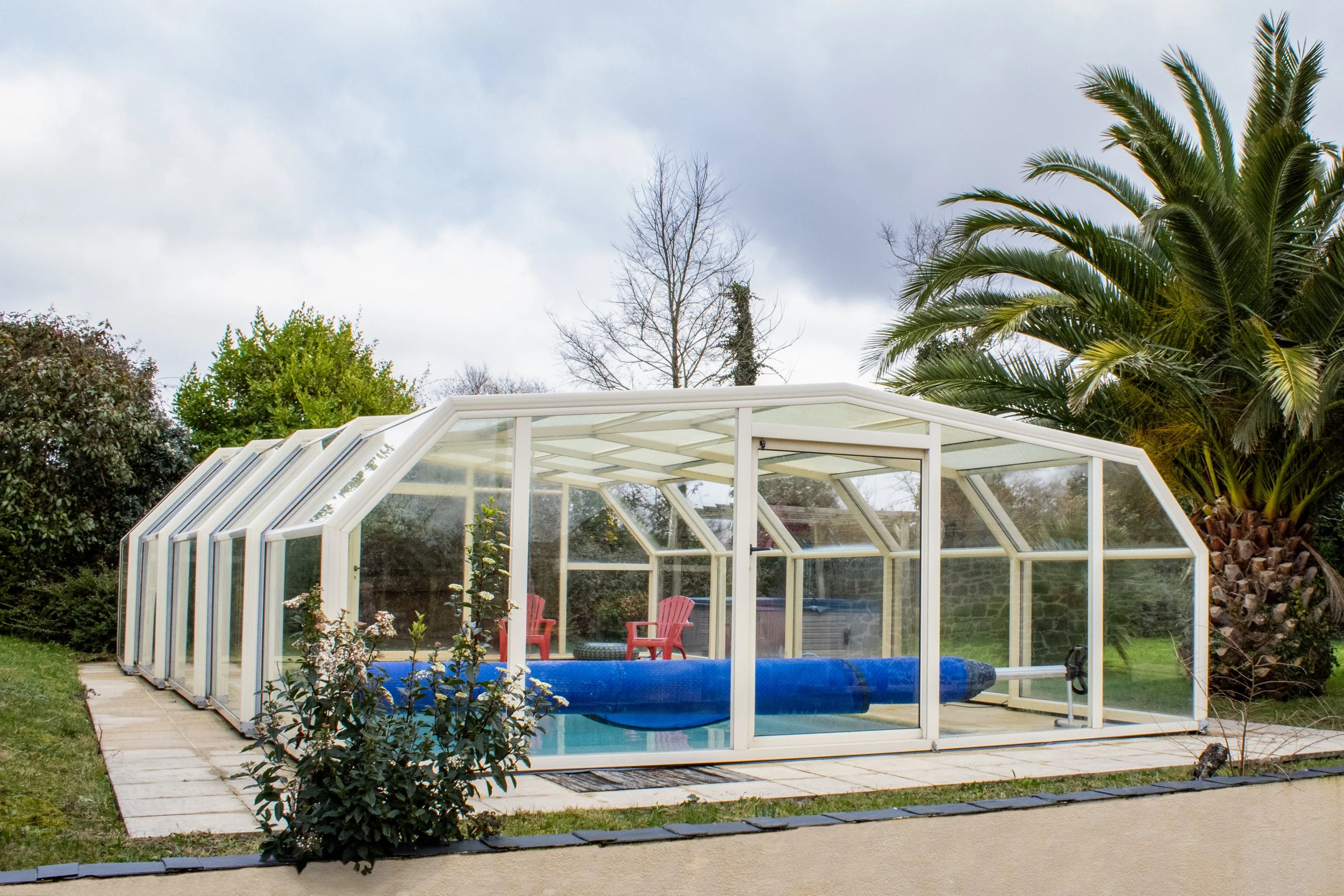 Piscine couverte du gîte Arscoet Cottage à Logonna-Daoulas, photographie réalisée par Stroll. pour valoriser le lieu.