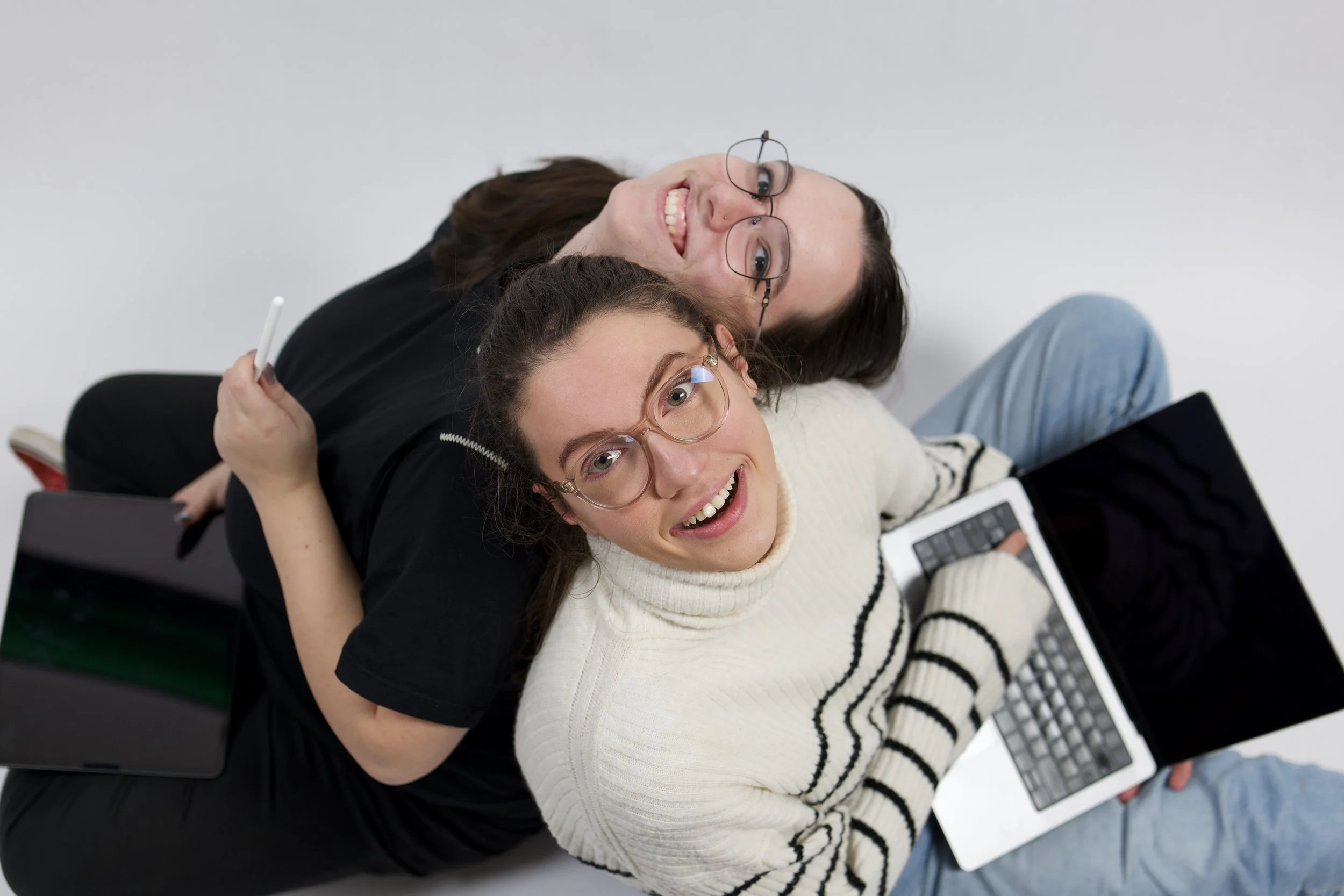 Émilie et Éléa, co-fondatrices de Stroll., collectif breton de communication et graphisme, photographiées avec leurs outils de travail.