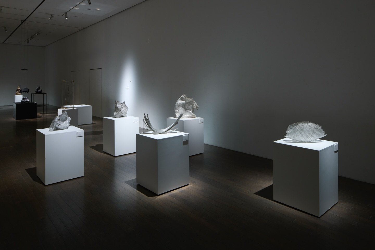 ⁡.
遅くなりましたが、21世紀美術館で開催していた研修者作品展にお越しくださり、誠にありがとうございました。

このたび、3年間在籍した金沢卯辰山工芸工房を修了いたしました。 また、昨年に続き工房賞をいただけたことを、大変光栄に思います。

長いようで、振り返るとあっという間の3年間でした。 工房へ向かう坂を何度も歩いて登ったのも、いい思い出です。

制作にしっかり向き合える時間と、多くの出会いに恵まれた3年間でした。 工房の方々、そして工房の外で出会った方々に支えられ、
無事に修了を迎えるこ