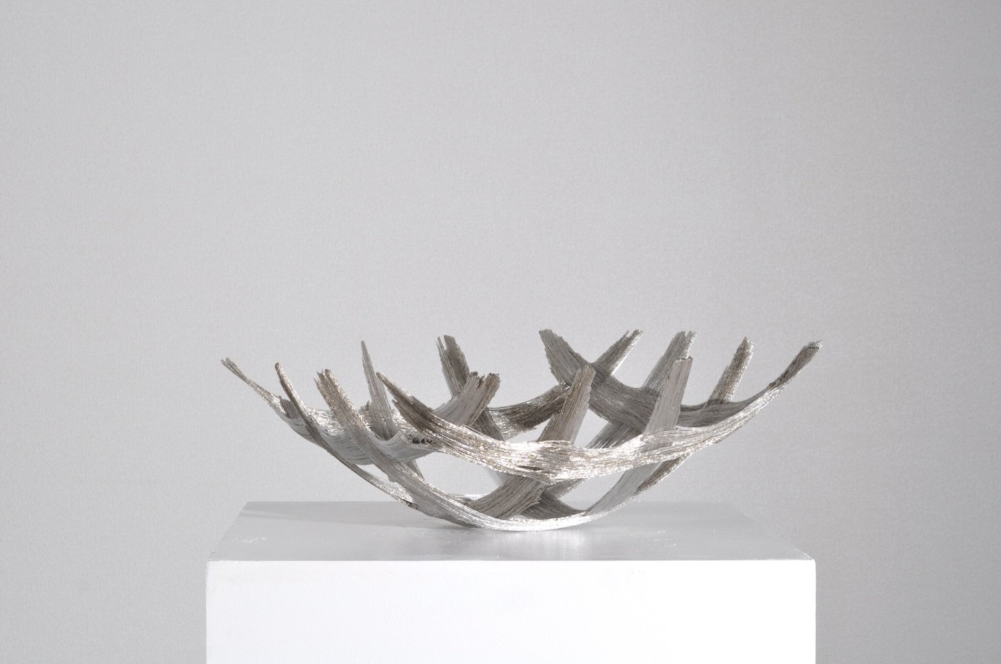 .
雨をなぞる ⅩⅠ
trace the rain ⅩⅠ

ガラス、アルミ箔
Glass, Aluminum Foil

H210&times;D620&times;W620 mm

2025

形のない輪郭をなぞる。

Tracing the Contours of the Formless.

⁡

#工芸 #art #glass  #森安音仁 
 #otohitomoriyasu