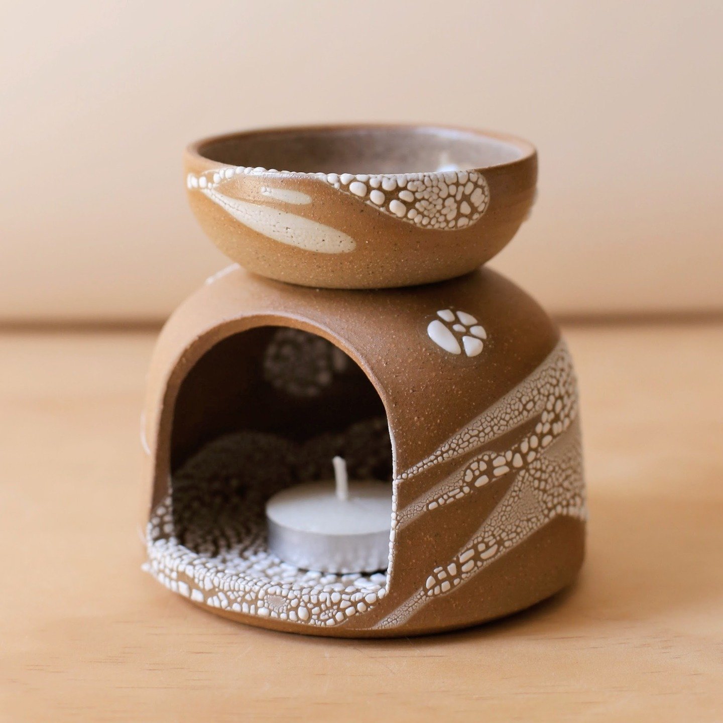 Happy long weekend friends! I hope you're doing something lovely. 

A few of these friends came out of the kiln this week - earthy brown ceramic oil burners for chill vibes on autumn evenings. 

Toasty brown clay.
Speckly white glaze.
Removable water