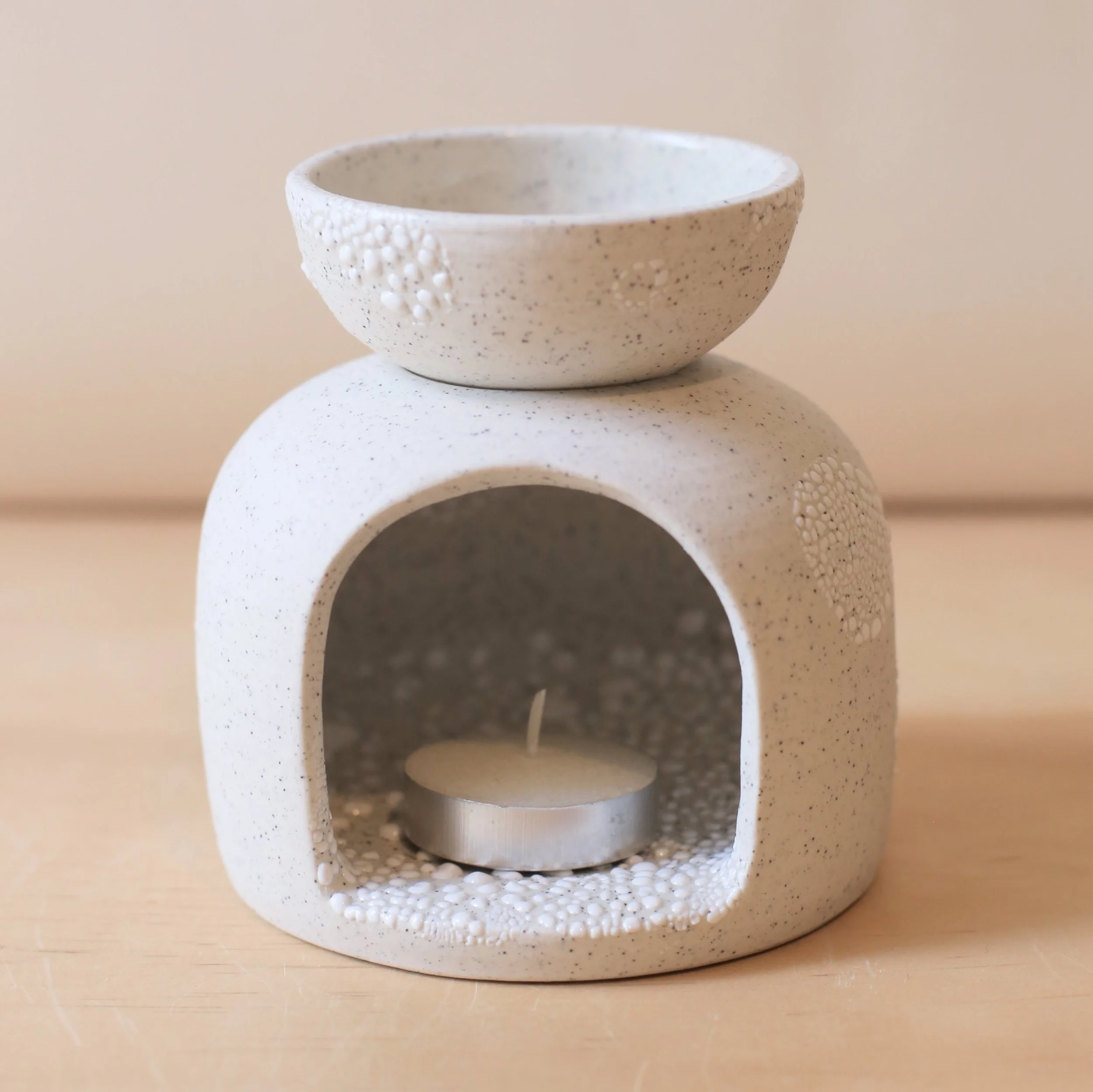 Ceramic oil burner in speckly white clay