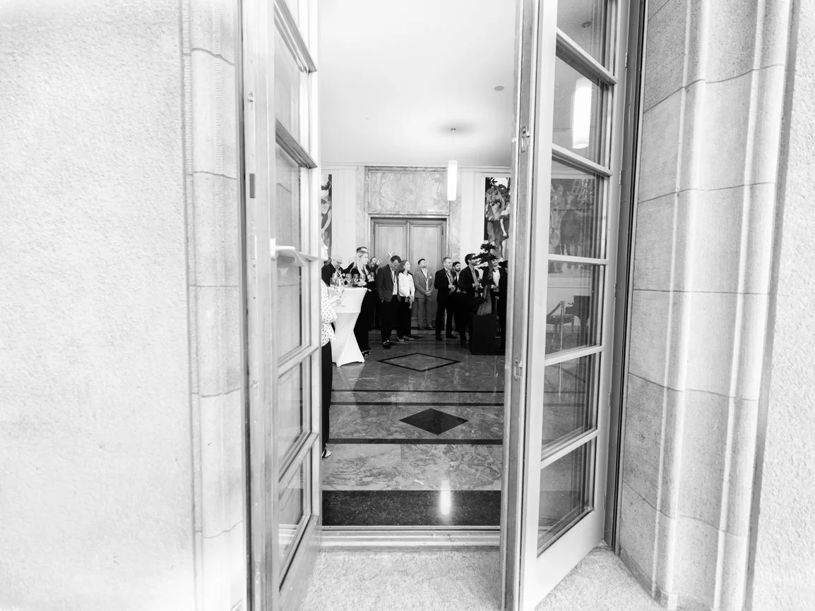 Vue d'ensemble d'une réception organisée dans le cadre d'un événement professionnel en Suisse romande. Petar Mitrovic réalise des reportages photographiques pour conférences, séminaires, inaugurations, réceptions officielles et événements d'entrepris