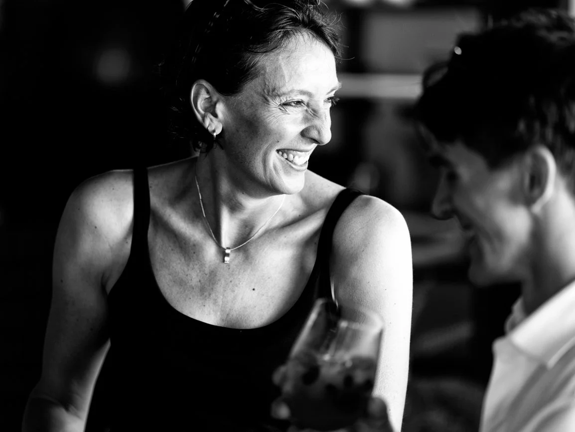 Photographie d'un échange spontané lors d'une réception d'entreprise en Suisse romande. Petar Mitrovic capture les émotions, les interactions naturelles et les instants de convivialité qui donnent vie aux conférences, séminaires, soirées d'entreprise