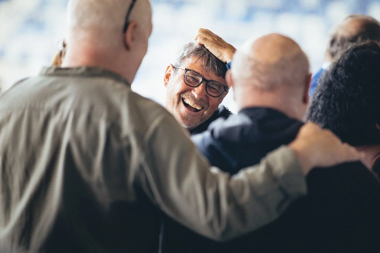 Photographie d'un moment de convivialité et de réseautage lors d'un événement d'entreprise en Suisse romande. Petar Mitrovic capture les échanges authentiques, les émotions et les instants spontanés qui reflètent la dynamique de votre événement, qu'i