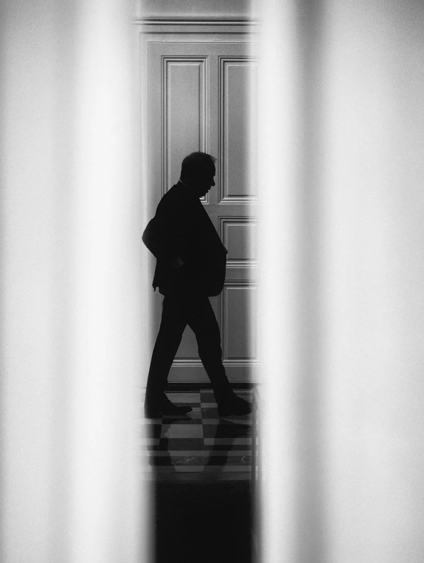 Photographie artistique réalisée en marge d'un événement professionnel en Suisse romande. Une silhouette capturée entre ombre et lumière, illustrant les instants spontanés qui racontent l'histoire d'un événement. Petar Mitrovic réalise des reportages