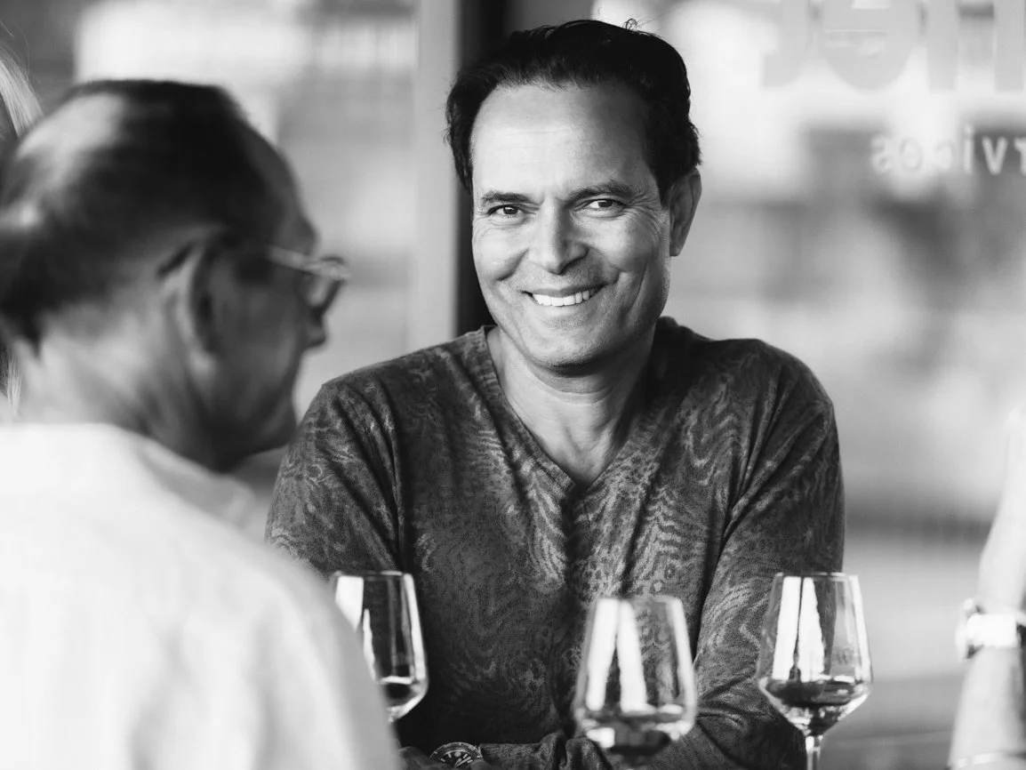 Photographie capturant un moment d'échange lors d'un événement professionnel en Suisse romande. Spécialisé en photographie événementielle, Petar Mitrovic met en valeur les interactions, le réseautage, les rencontres et l'ambiance des conférences, sém