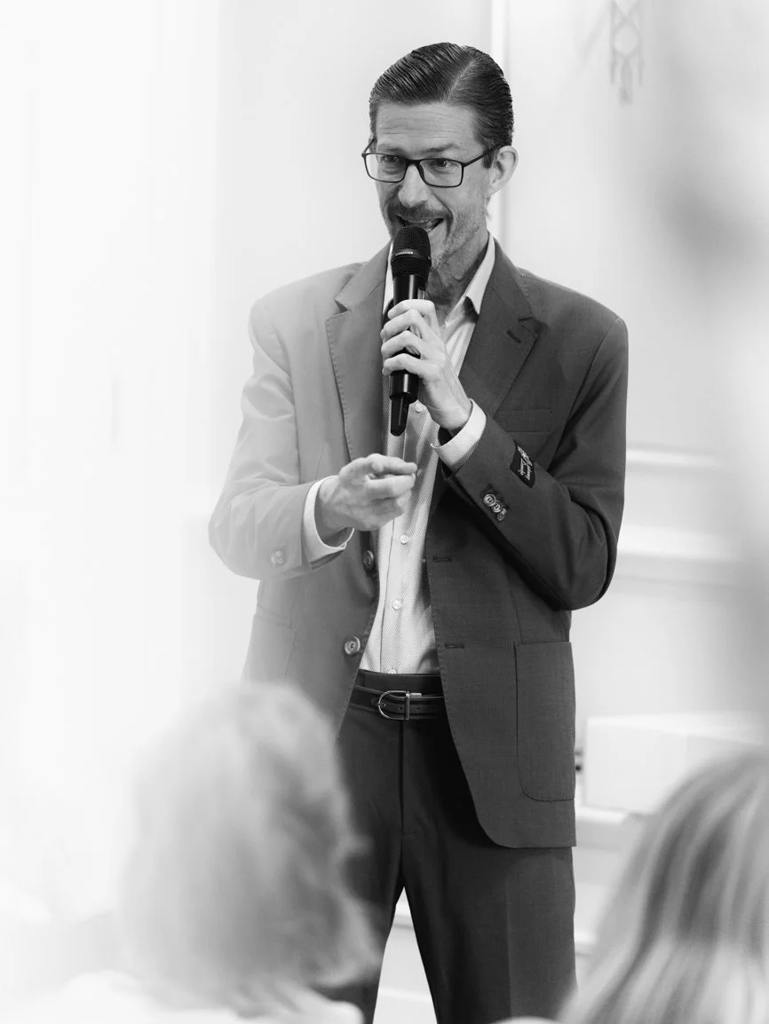 Photographie d'un intervenant lors d'une conférence d'entreprise en Suisse romande. Petar Mitrovic, photographe événementiel, réalise des reportages pour conférences, séminaires, congrès, inaugurations et événements professionnels afin de valoriser l